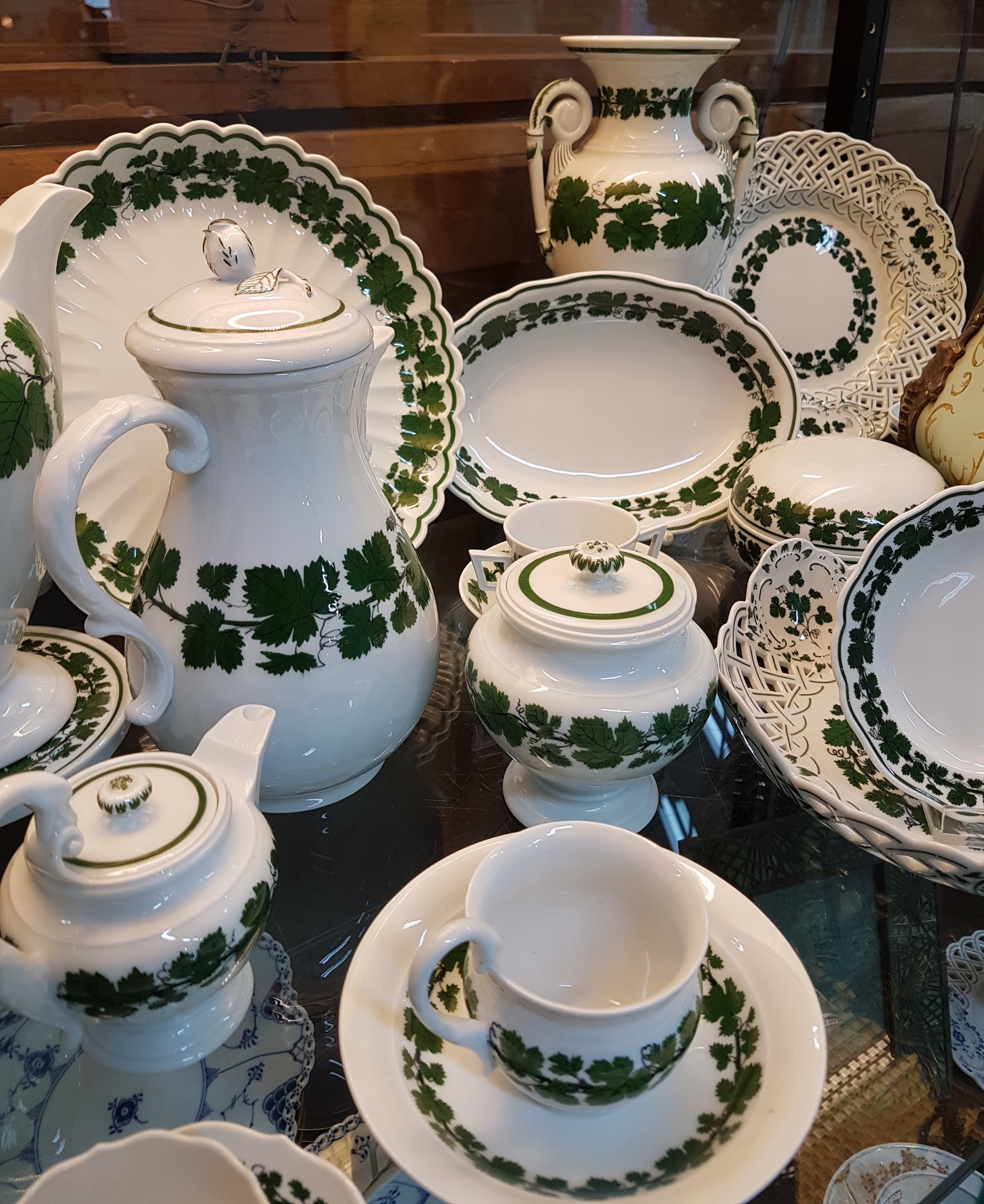 Detail b: Umfangreiches Kaffeeservice und Zubehör, Meissen, 20. Jh., voller grüner Weinkranz meist Schwanenhalsform, gr. Kaffeekanne, kl. Kaffeekanne, ...