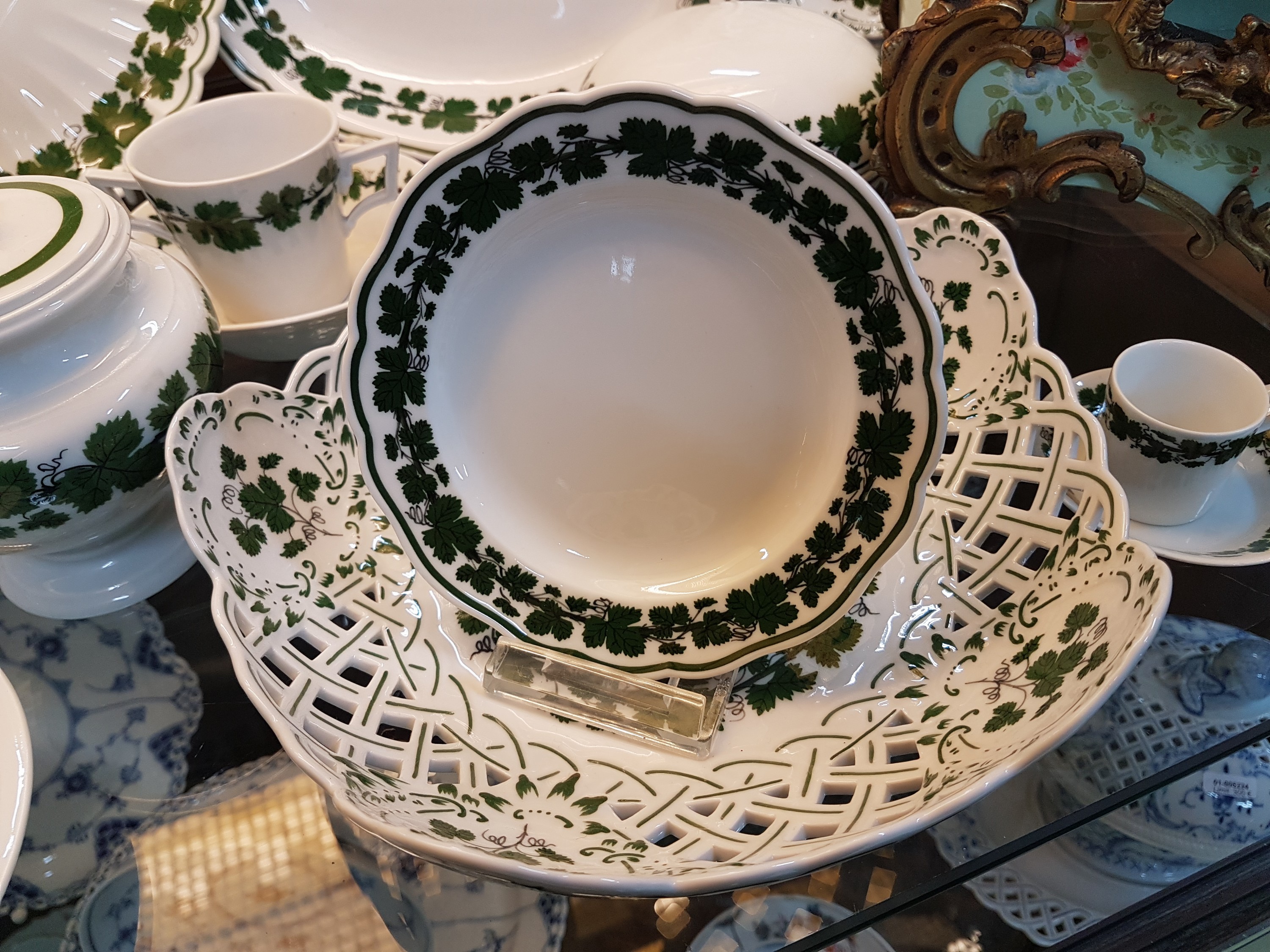 Detail c: Umfangreiches Kaffeeservice und Zubehör, Meissen, 20. Jh., voller grüner Weinkranz meist Schwanenhalsform, gr. Kaffeekanne, kl. Kaffeekanne, ...
