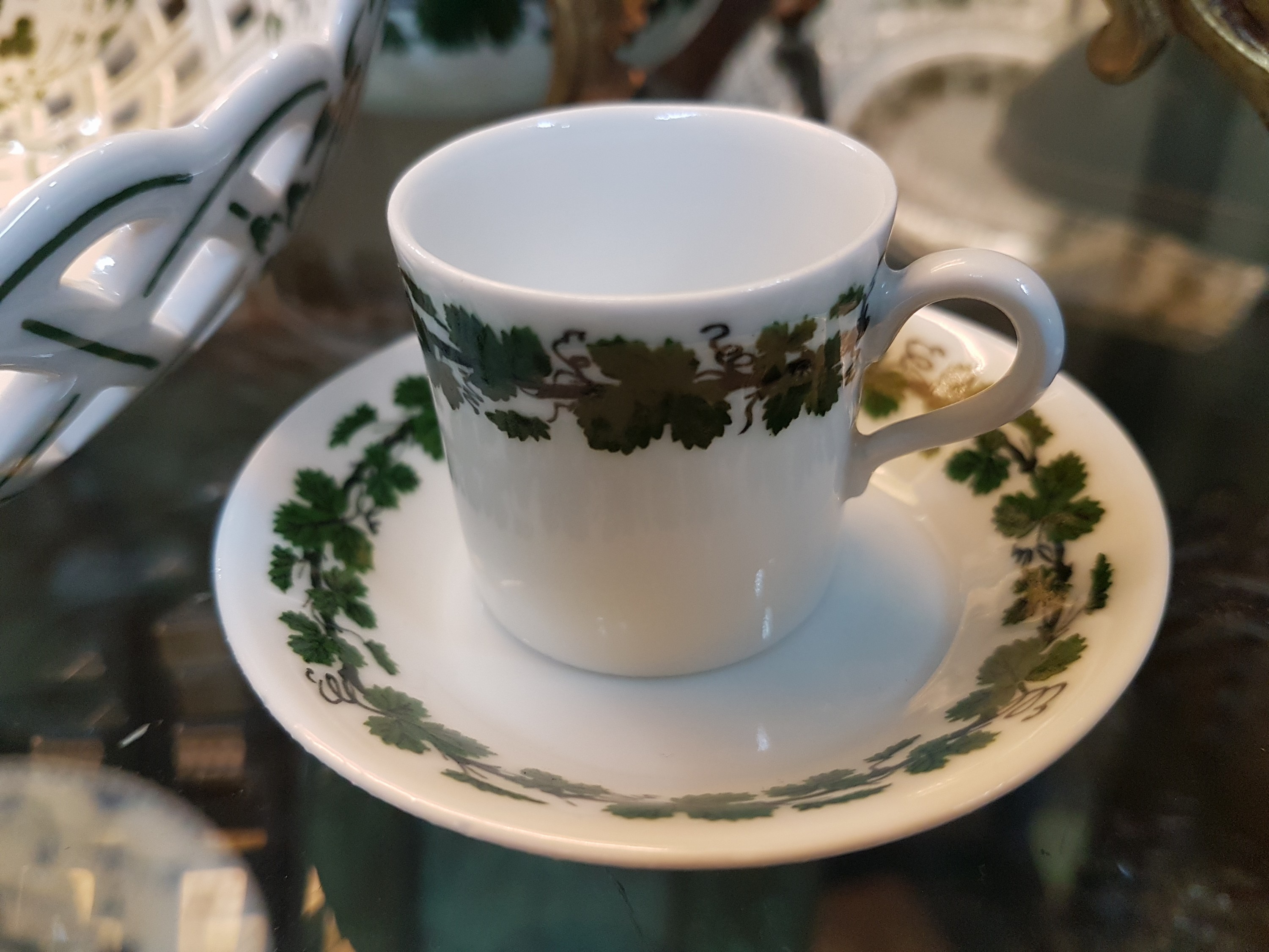 Detail d: Umfangreiches Kaffeeservice und Zubehör, Meissen, 20. Jh., voller grüner Weinkranz meist Schwanenhalsform, gr. Kaffeekanne, kl. Kaffeekanne, ...