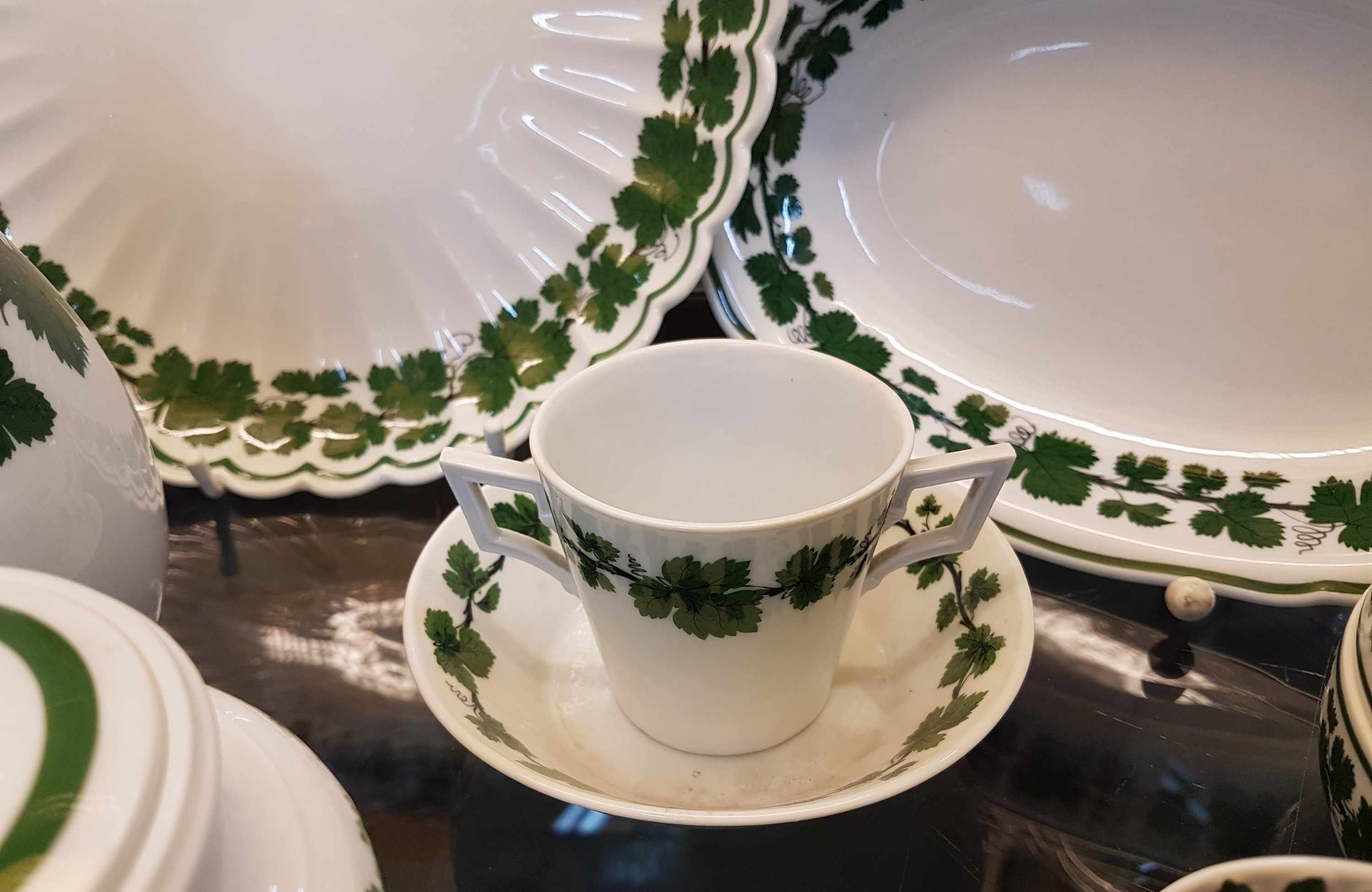 Detail e: Umfangreiches Kaffeeservice und Zubehör, Meissen, 20. Jh., voller grüner Weinkranz meist Schwanenhalsform, gr. Kaffeekanne, kl. Kaffeekanne, ...