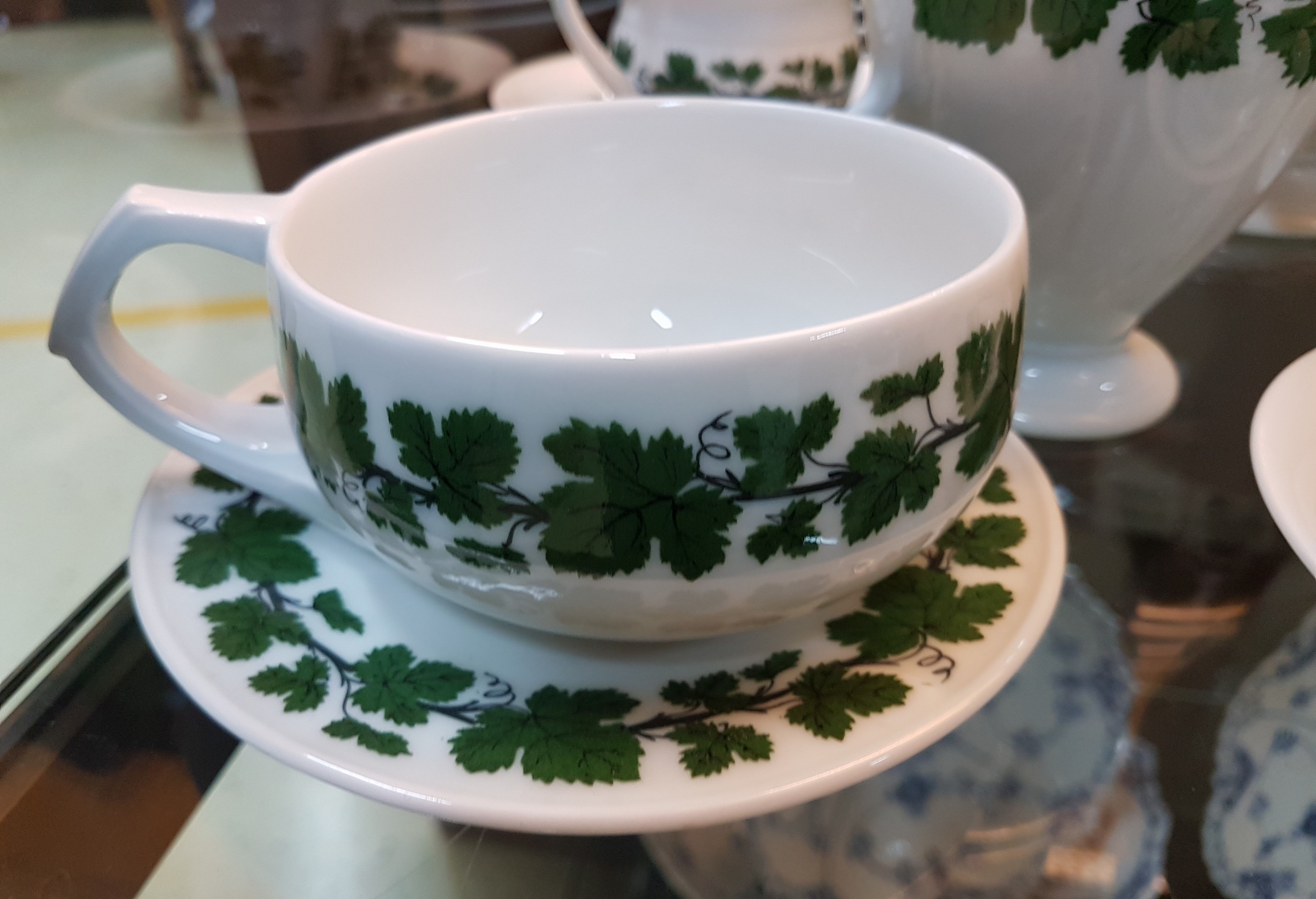 Detail f: Umfangreiches Kaffeeservice und Zubehör, Meissen, 20. Jh., voller grüner Weinkranz meist Schwanenhalsform, gr. Kaffeekanne, kl. Kaffeekanne, ...