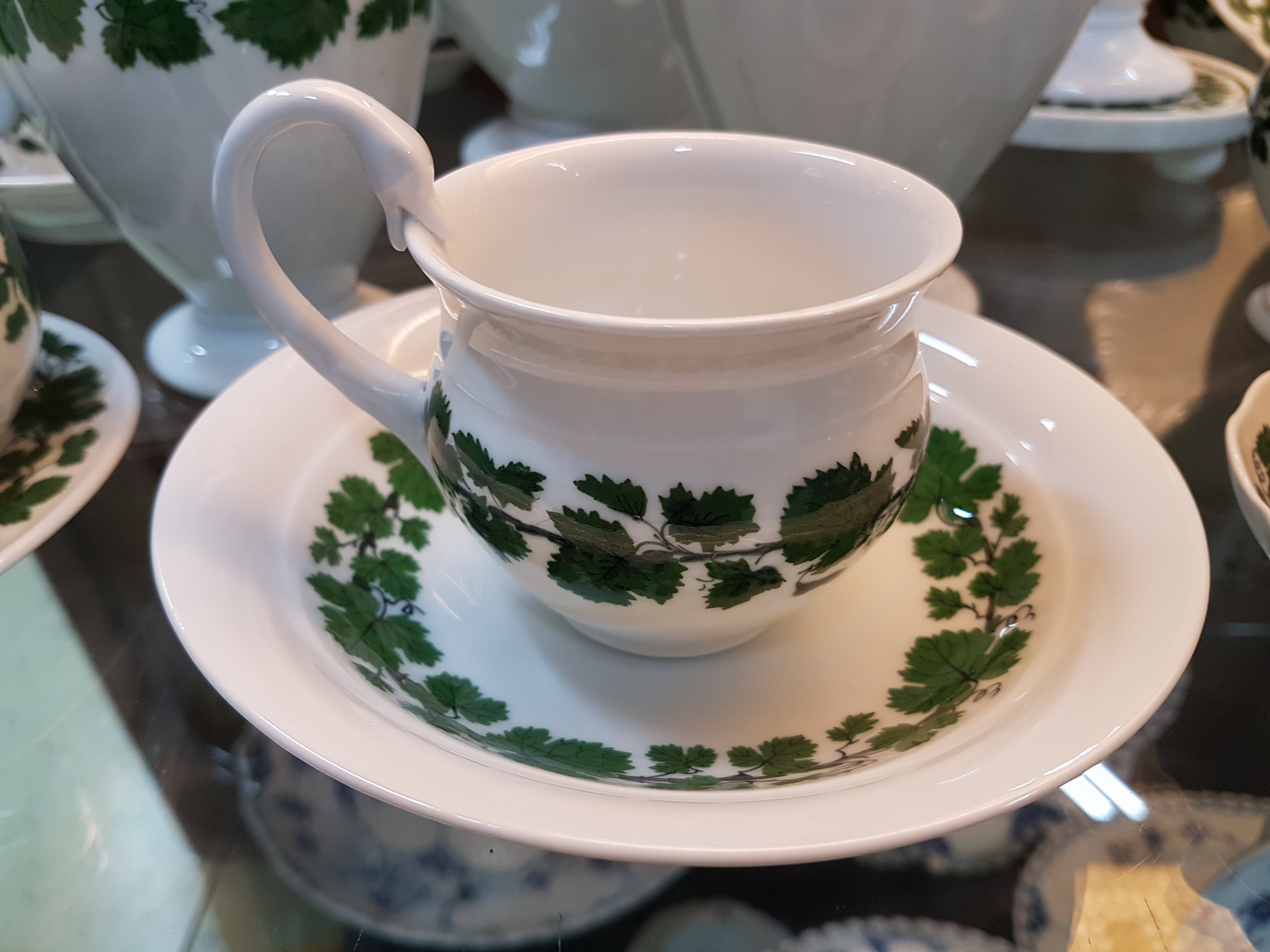 Detail g: Umfangreiches Kaffeeservice und Zubehör, Meissen, 20. Jh., voller grüner Weinkranz meist Schwanenhalsform, gr. Kaffeekanne, kl. Kaffeekanne, ...