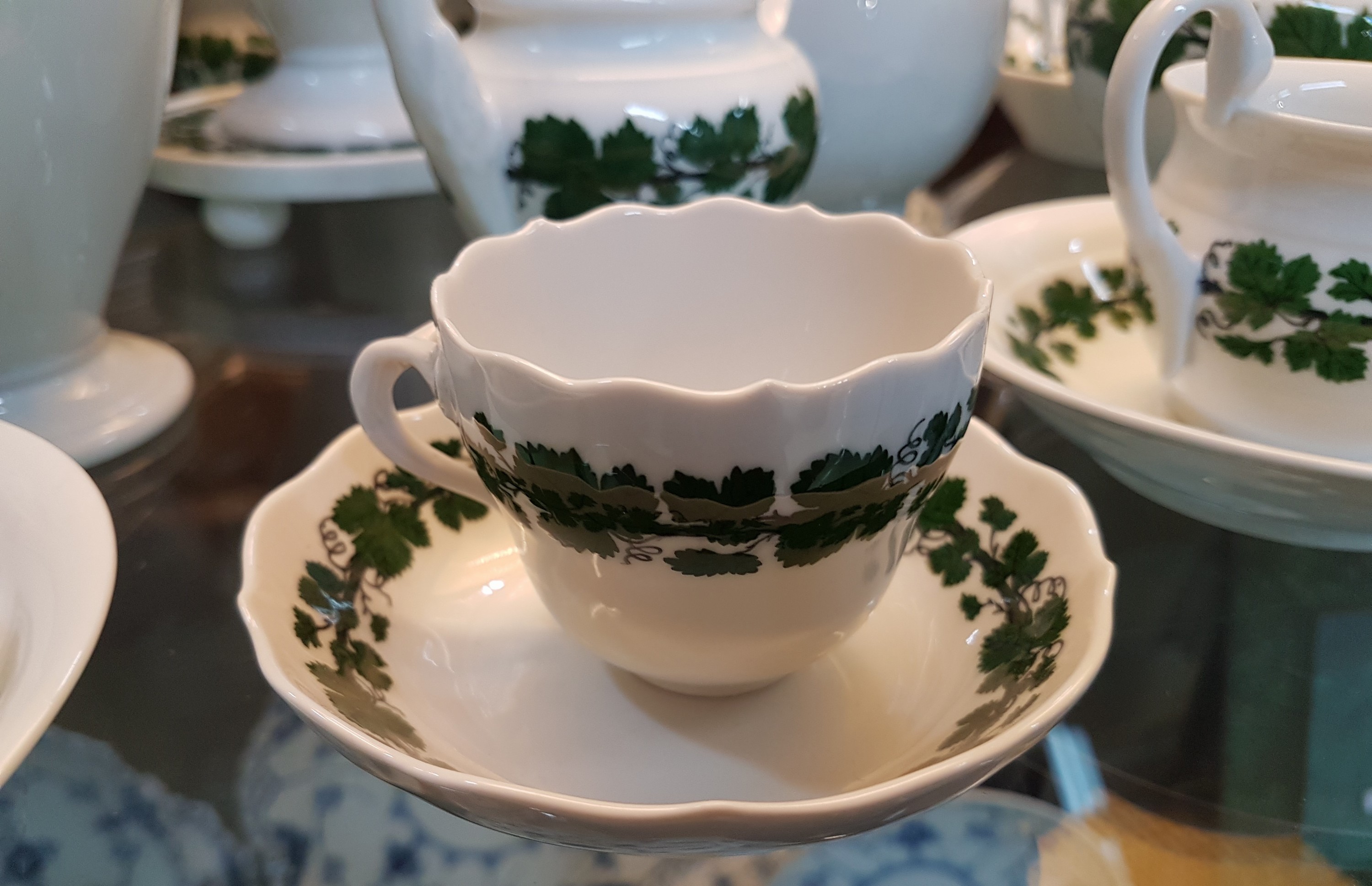 Detail h: Umfangreiches Kaffeeservice und Zubehör, Meissen, 20. Jh., voller grüner Weinkranz meist Schwanenhalsform, gr. Kaffeekanne, kl. Kaffeekanne, ...