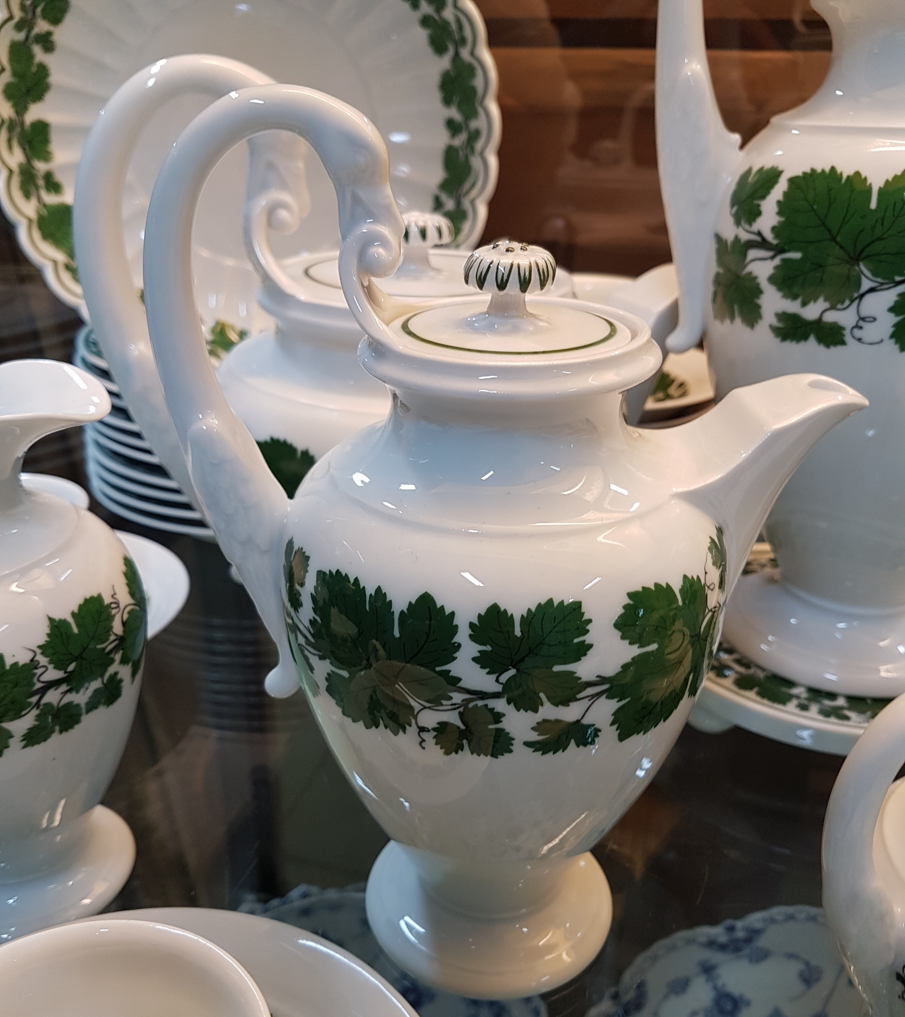 Detail i: Umfangreiches Kaffeeservice und Zubehör, Meissen, 20. Jh., voller grüner Weinkranz meist Schwanenhalsform, gr. Kaffeekanne, kl. Kaffeekanne, ...