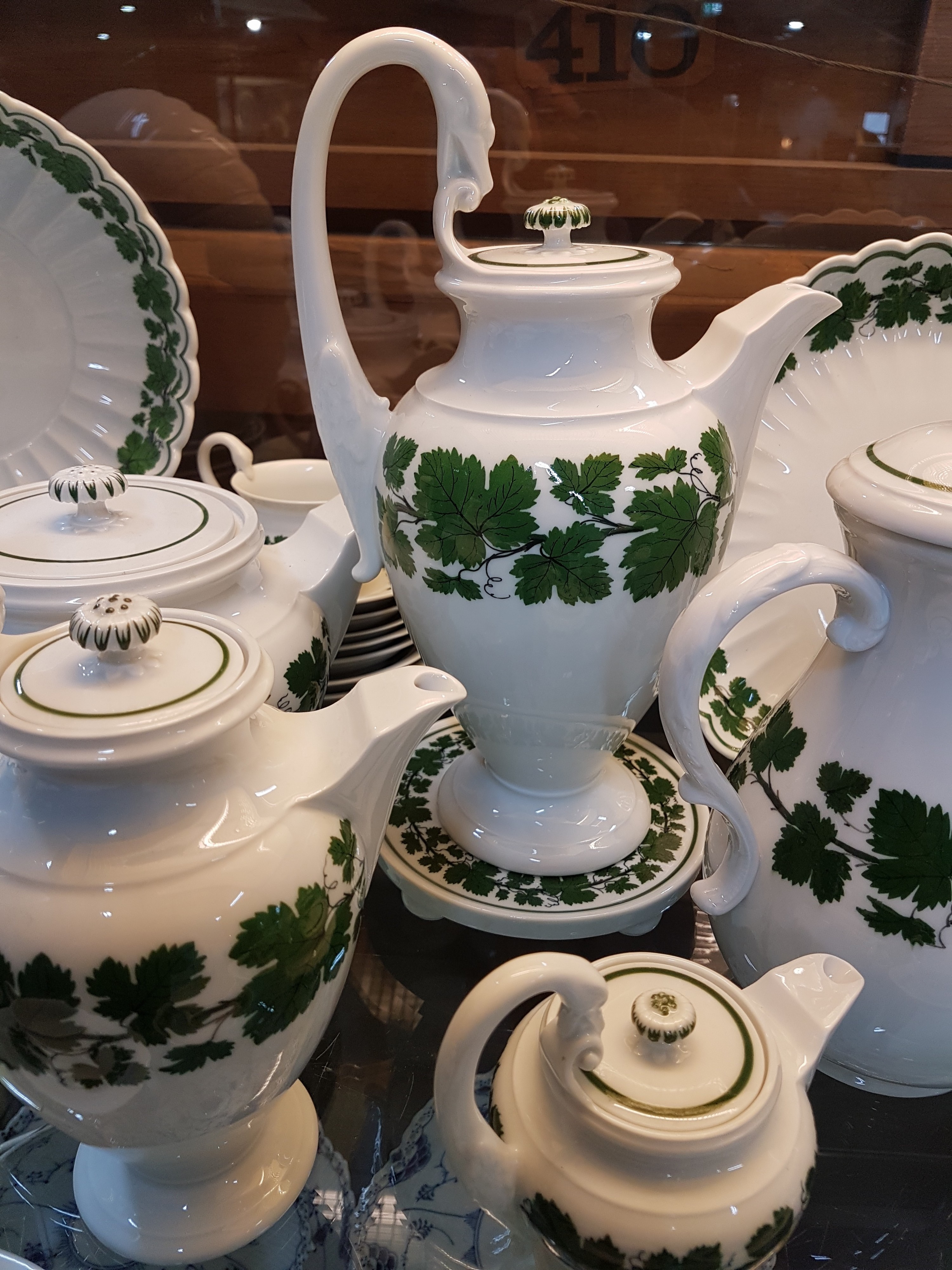 Detail j: Umfangreiches Kaffeeservice und Zubehör, Meissen, 20. Jh., voller grüner Weinkranz meist Schwanenhalsform, gr. Kaffeekanne, kl. Kaffeekanne, ...