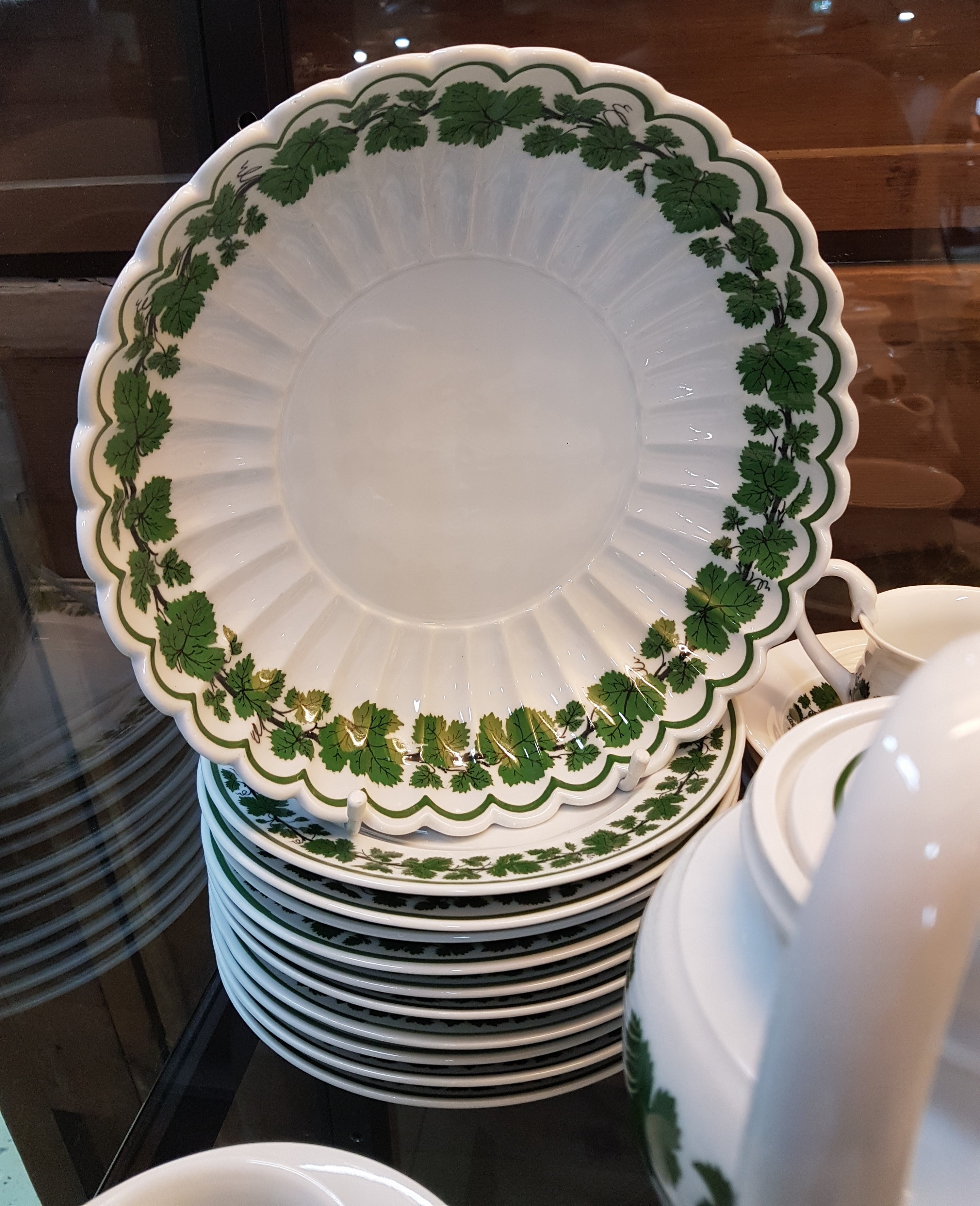 Detail k: Umfangreiches Kaffeeservice und Zubehör, Meissen, 20. Jh., voller grüner Weinkranz meist Schwanenhalsform, gr. Kaffeekanne, kl. Kaffeekanne, ...