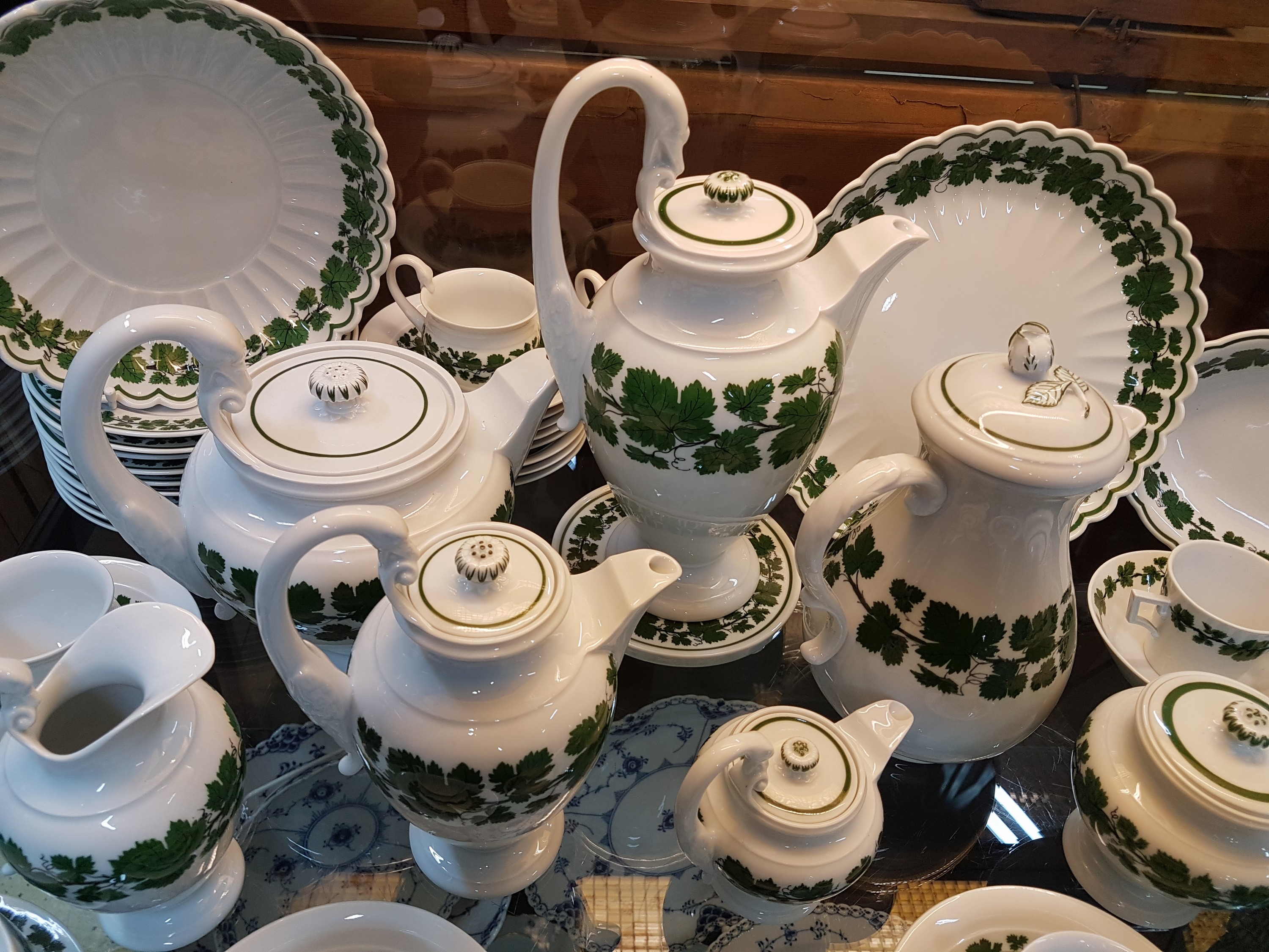 Detail l: Umfangreiches Kaffeeservice und Zubehör, Meissen, 20. Jh., voller grüner Weinkranz meist Schwanenhalsform, gr. Kaffeekanne, kl. Kaffeekanne, ...