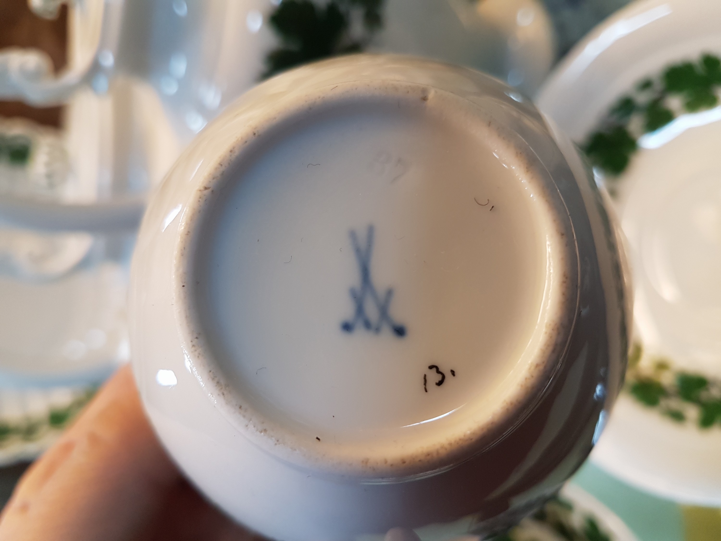 Detail m: Umfangreiches Kaffeeservice und Zubehör, Meissen, 20. Jh., voller grüner Weinkranz meist Schwanenhalsform, gr. Kaffeekanne, kl. Kaffeekanne, ...