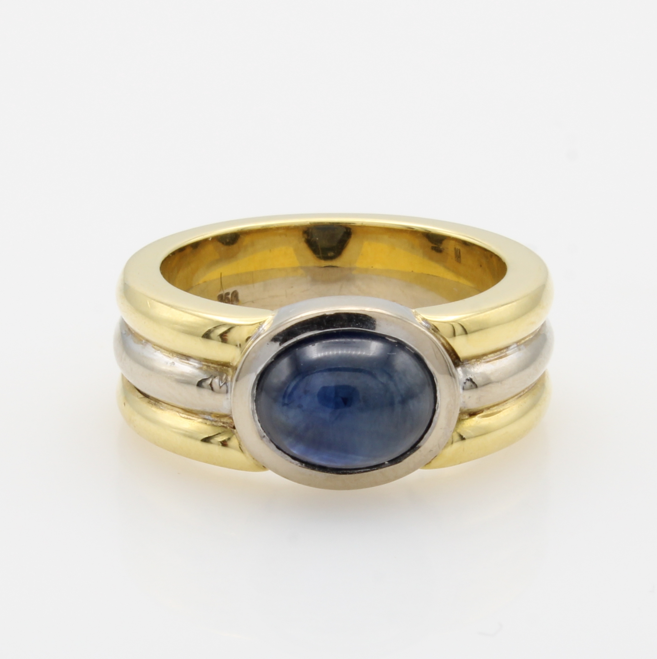 Image 27040798 - Ring mit Saphir, GG 750/000, z.T. rhod., geriefte Schiene, ovaler Saphircabochon ca. 2.8 ...