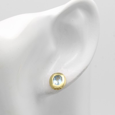 27040705a - Paar Ohrstecker mit Aquamarinen, GG 585/000, 2 ovale Aquam. in breiten, glatten ...