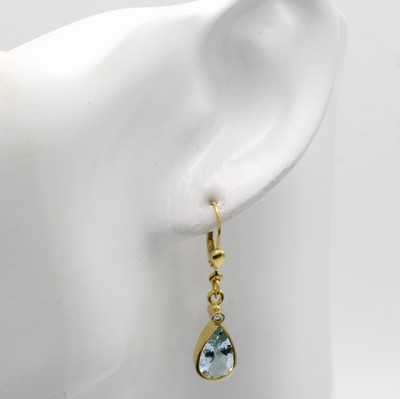 27040708a - Paar Ohrgehänge mit Aquamarinen und Diamanten, GG 585/000, 2 tropfenf. Aquam. zus. ca. ...