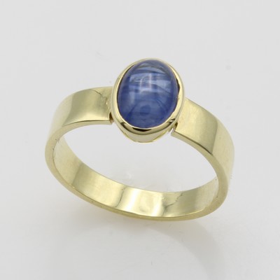 27040720a - Ring mit Saphir, GG 585/000, ovaler Saphircabochon ca. 1.2 ct, RW ca. 56 Schätzpreis: ...