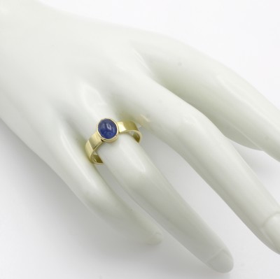 27040720b - Ring mit Saphir, GG 585/000, ovaler Saphircabochon ca. 1.2 ct, RW ca. 56 Schätzpreis: ...