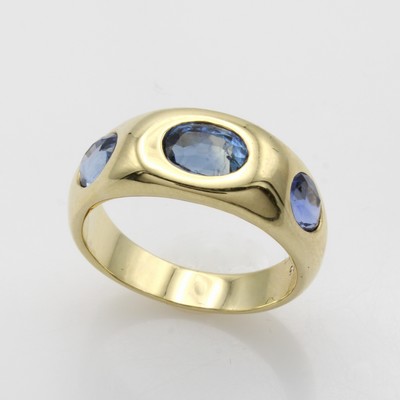 27040721a - Bandring mit Saphiren, GG 585/000, 3 ovale Saphire zus. ca. 2.7 ct, RW ca. 55 ...