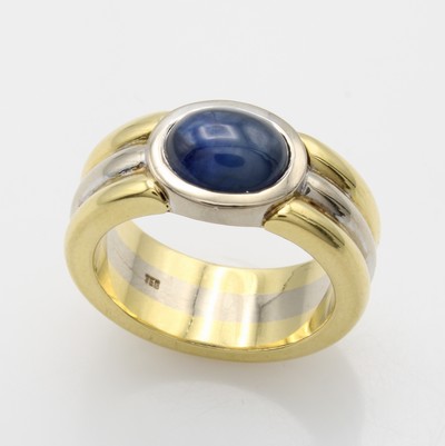 27040798a - Ring mit Saphir, GG 750/000, z.T. rhod., geriefte Schiene, ovaler Saphircabochon ca. 2.8 ...