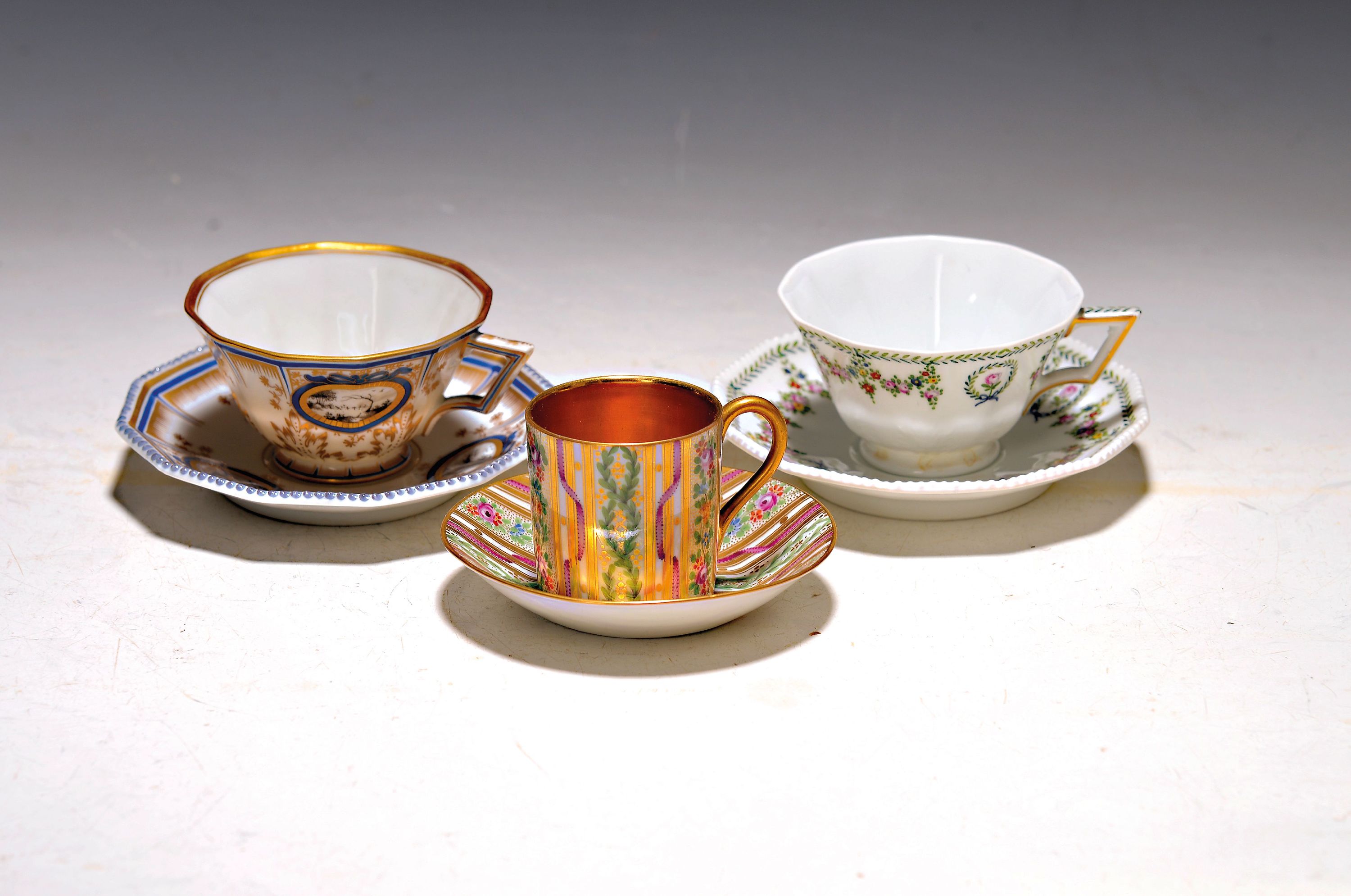 Image 27040807 - 3 Mokkatassen, Nymphenburg, 20. Jh., a. zylinderförmig, Dekor in Stoff- bzw. ...