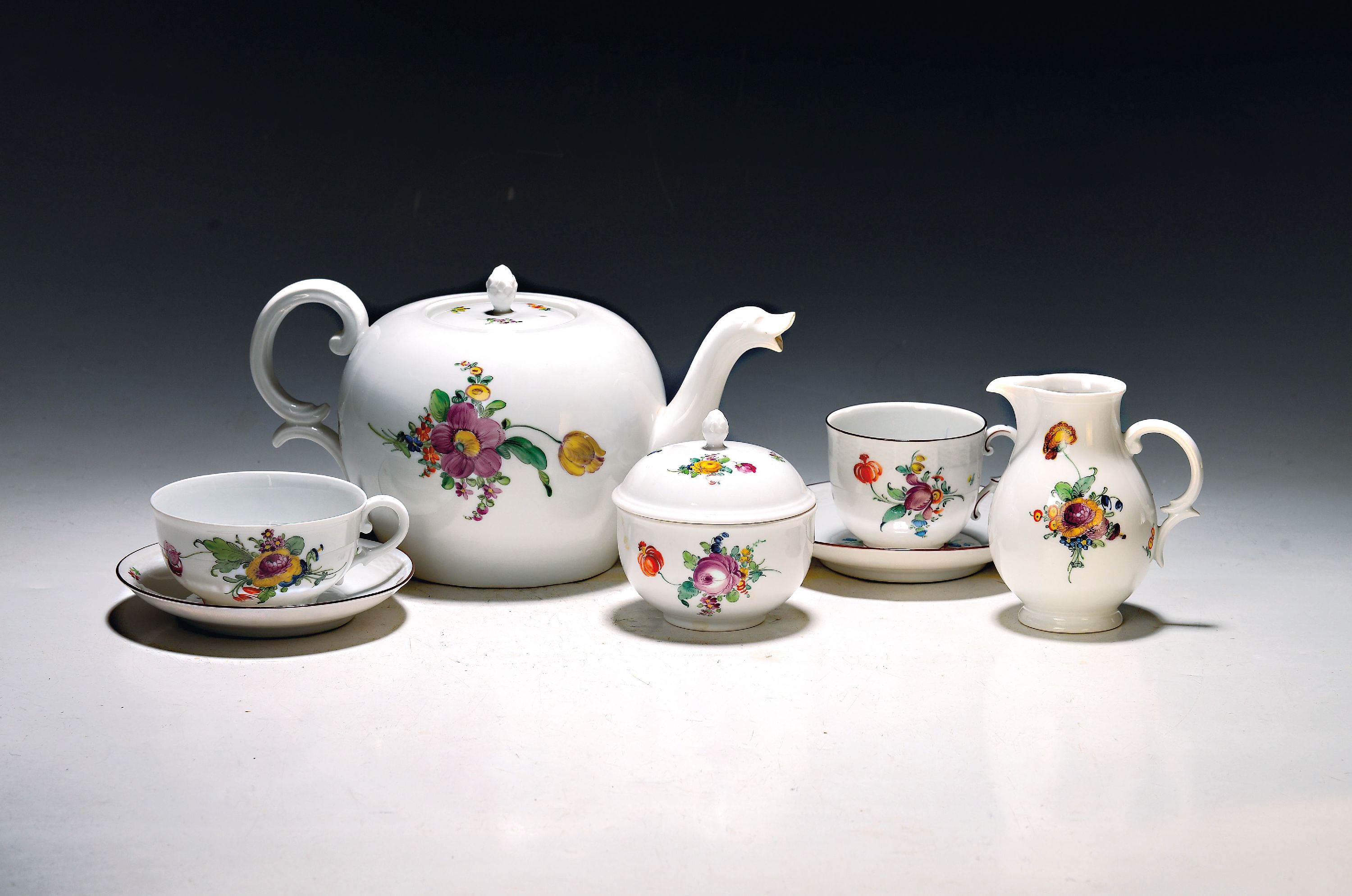 Image 27040809 - Service, Nymphenburg, 20. Jh., Teekanne, 3 Teetassen und ein Untertasse, Milchkanne, ...