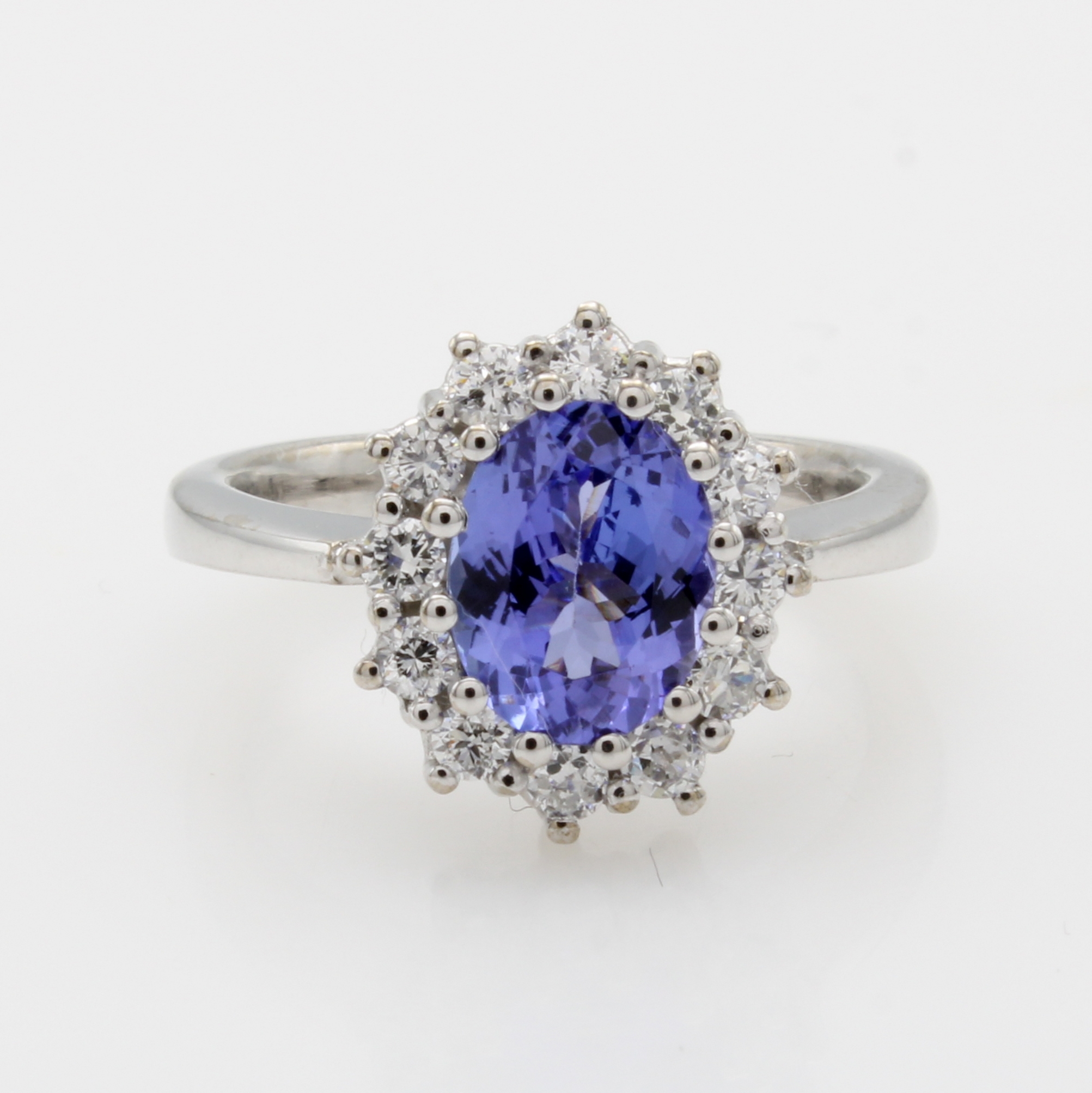 Image 27040810 - Ring mit Tansanit und Diamanten, WG 585/000, ovaler Tansanit ca. 2 ct umgeben v. ...