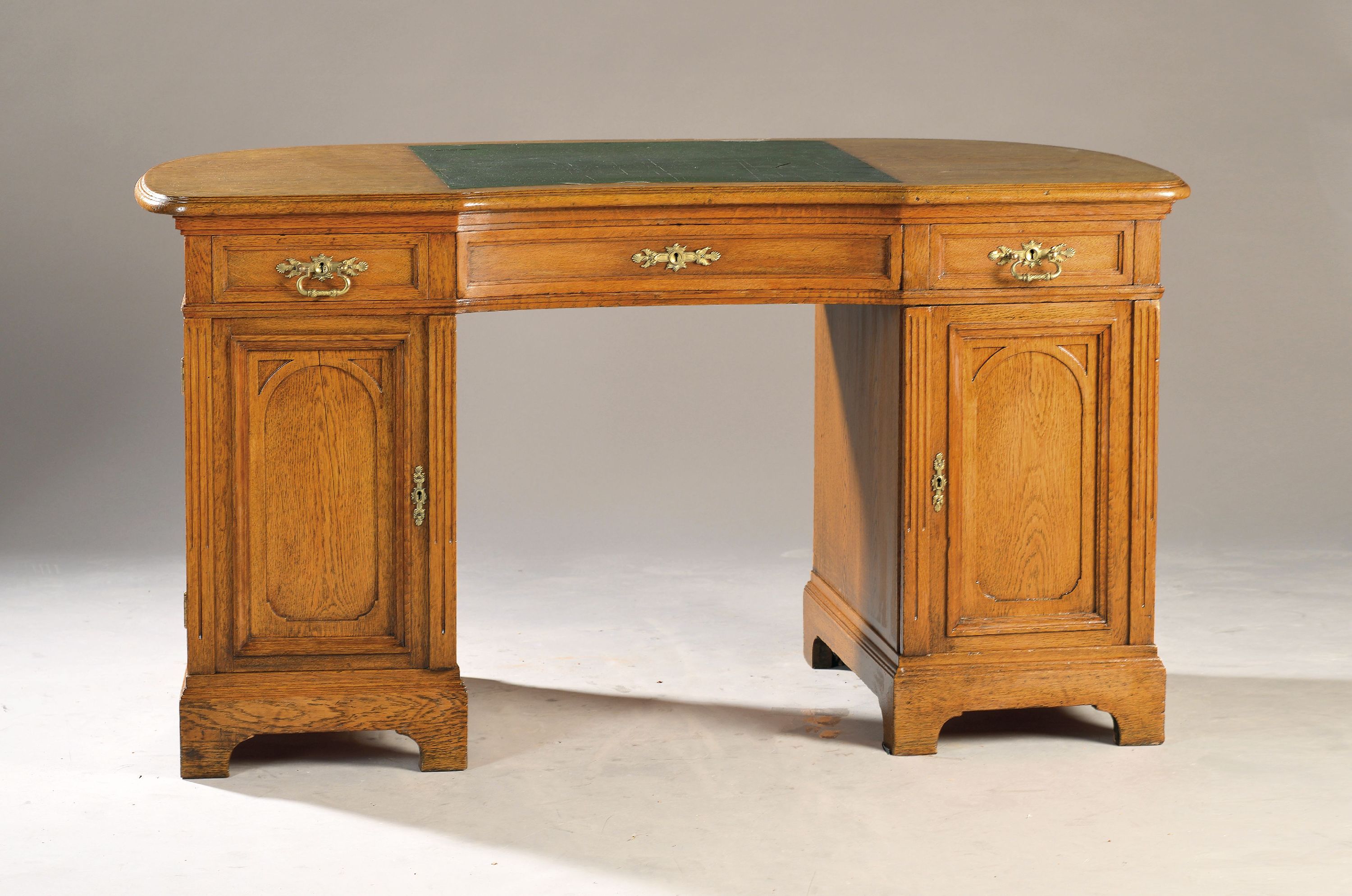 Image 27040812 - Jugendstil-Schreibtisch, um 1900, Eiche massiv und z.T. Furnier, auf Schubkasten mit ...