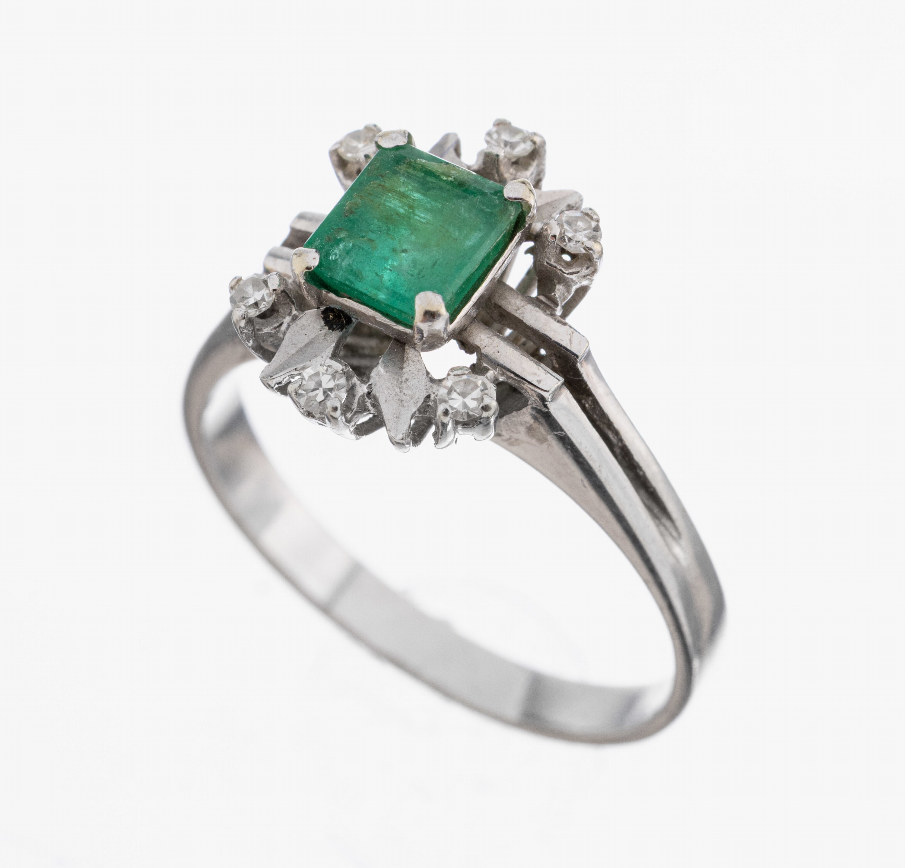 Image 27040815 - 18 kt Gold Smaragd-Brillant-Ring, WG 750/000, Smaragd-Carree ca. 0.20 ct, 6 Brillanten ...