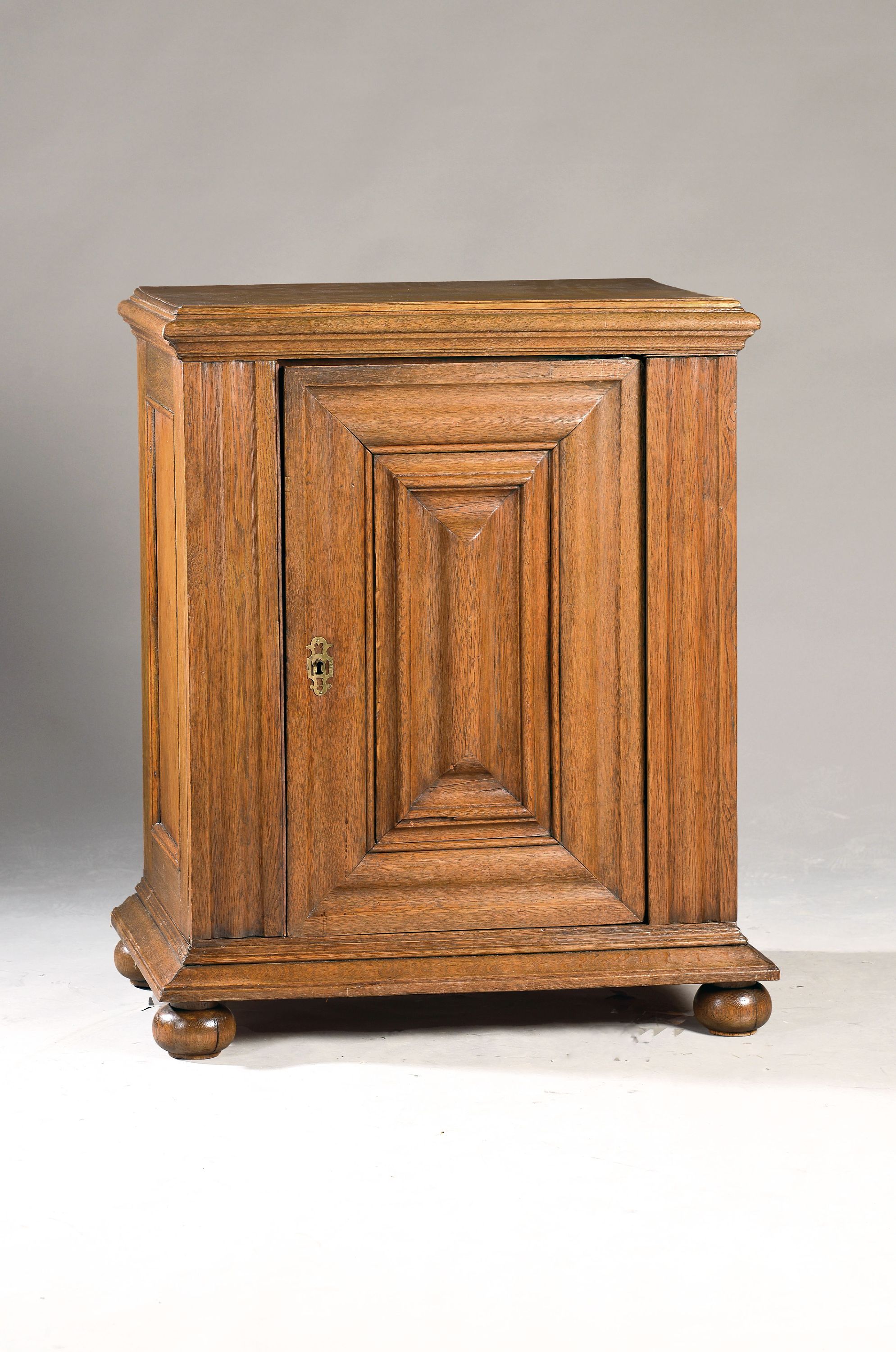 Image 27040816 - Halbschrank/ Wellenschrank, um 1750, Eiche massiv, schöne Wellenprofilierung, orig. ...