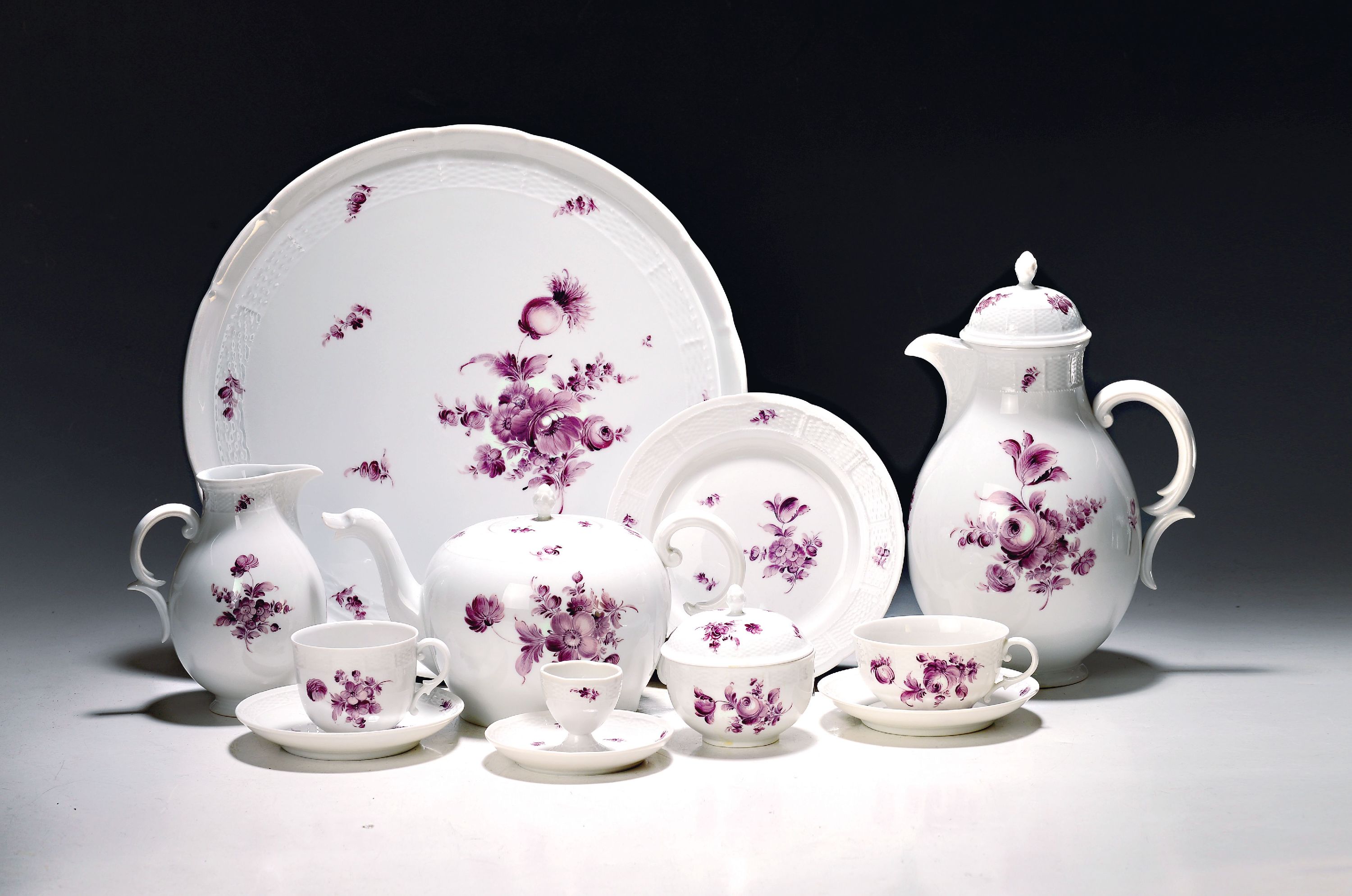Image 27040823 - Kaffee- und Teeservice, Nymphenburg, 20. Jh., purpurfarbene Blumenbemalung, Kaffeekanne, ...