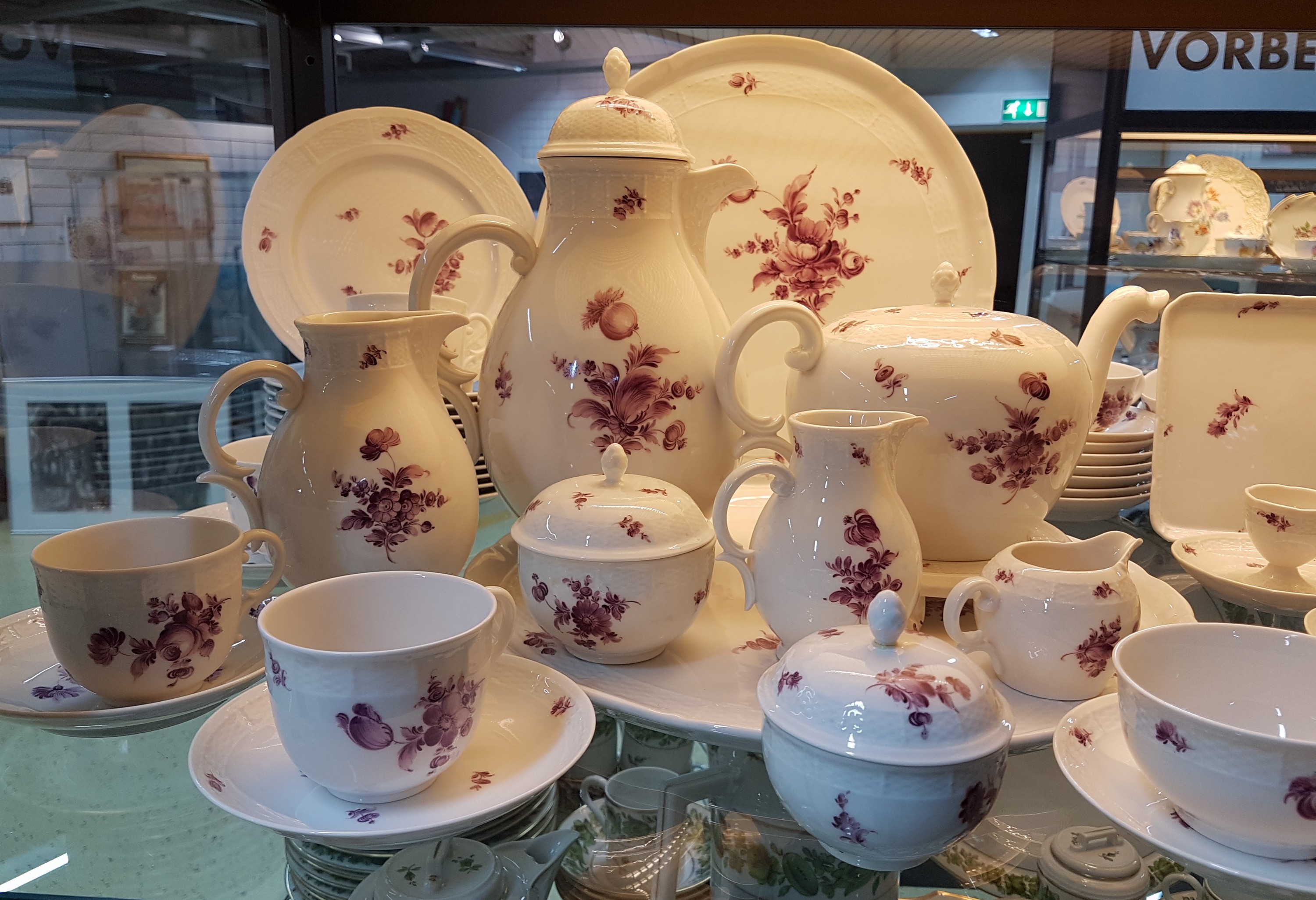 Detail a: Kaffee- und Teeservice, Nymphenburg, 20. Jh., purpurfarbene Blumenbemalung, Kaffeekanne, Teekanne mit Untersetzer, Milchkanne gr., Milchkanne mittel ...