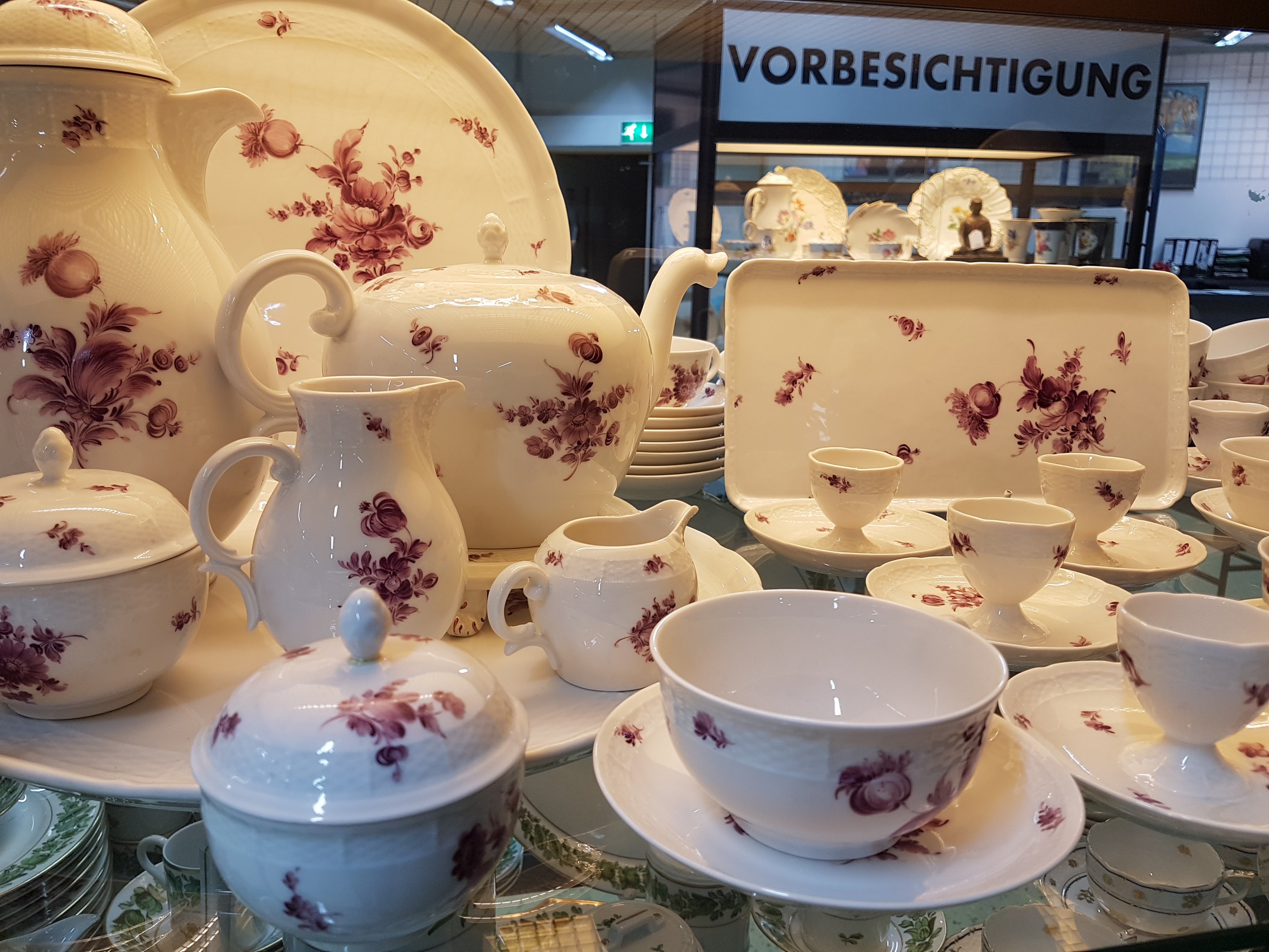 Detail b: Kaffee- und Teeservice, Nymphenburg, 20. Jh., purpurfarbene Blumenbemalung, Kaffeekanne, Teekanne mit Untersetzer, Milchkanne gr., Milchkanne mittel ...