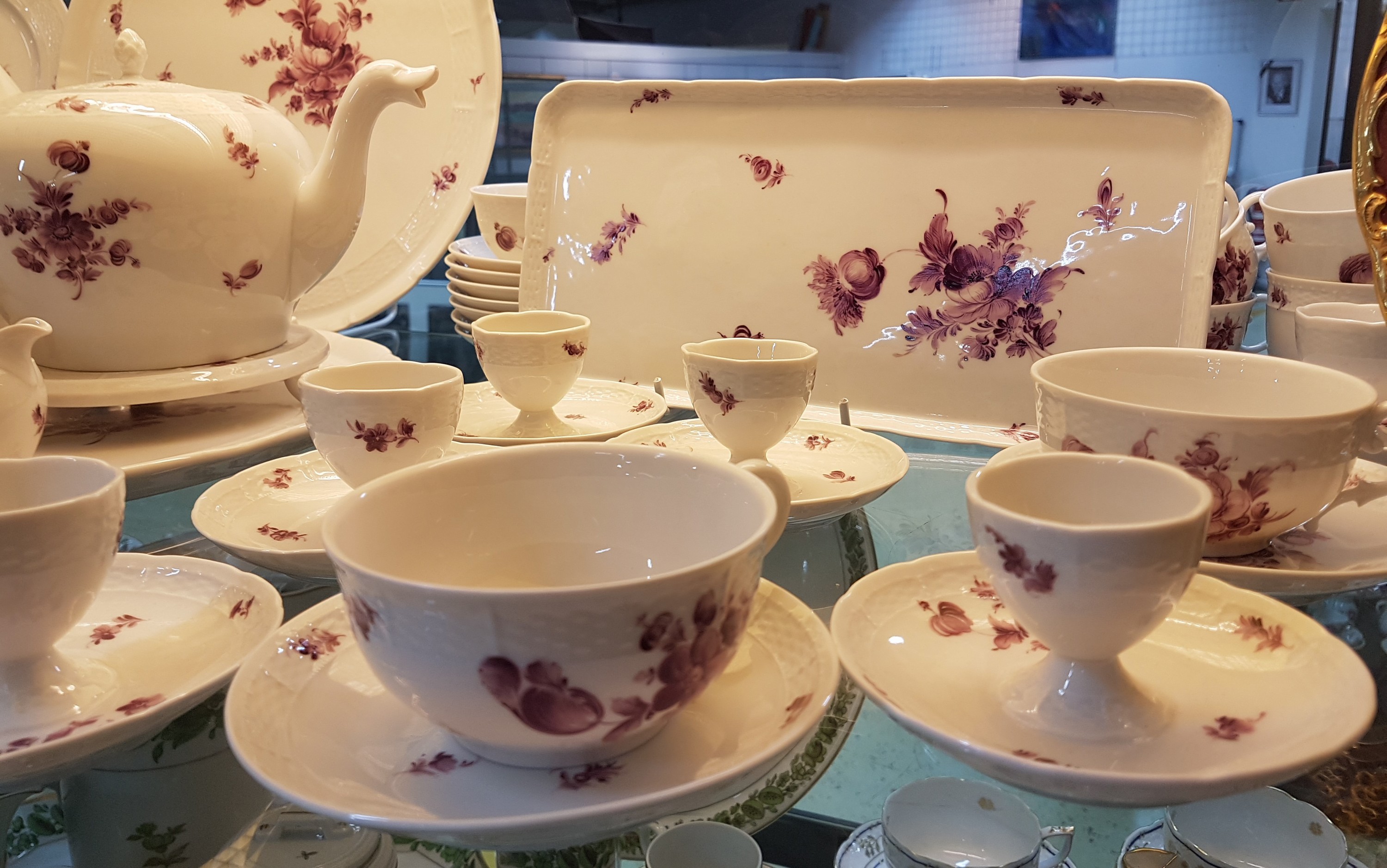 Detail c: Kaffee- und Teeservice, Nymphenburg, 20. Jh., purpurfarbene Blumenbemalung, Kaffeekanne, Teekanne mit Untersetzer, Milchkanne gr., Milchkanne mittel ...