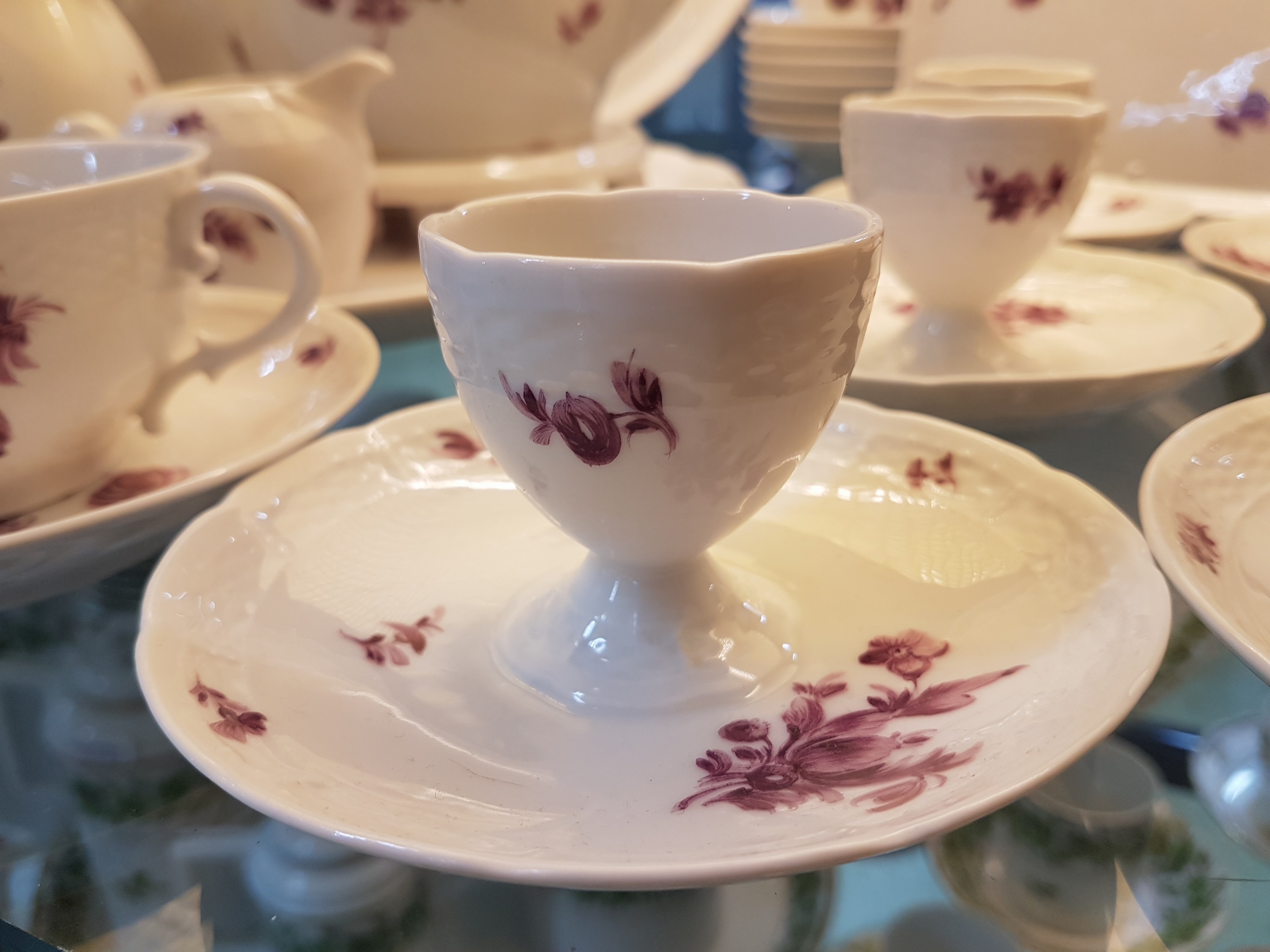 Detail d: Kaffee- und Teeservice, Nymphenburg, 20. Jh., purpurfarbene Blumenbemalung, Kaffeekanne, Teekanne mit Untersetzer, Milchkanne gr., Milchkanne mittel ...