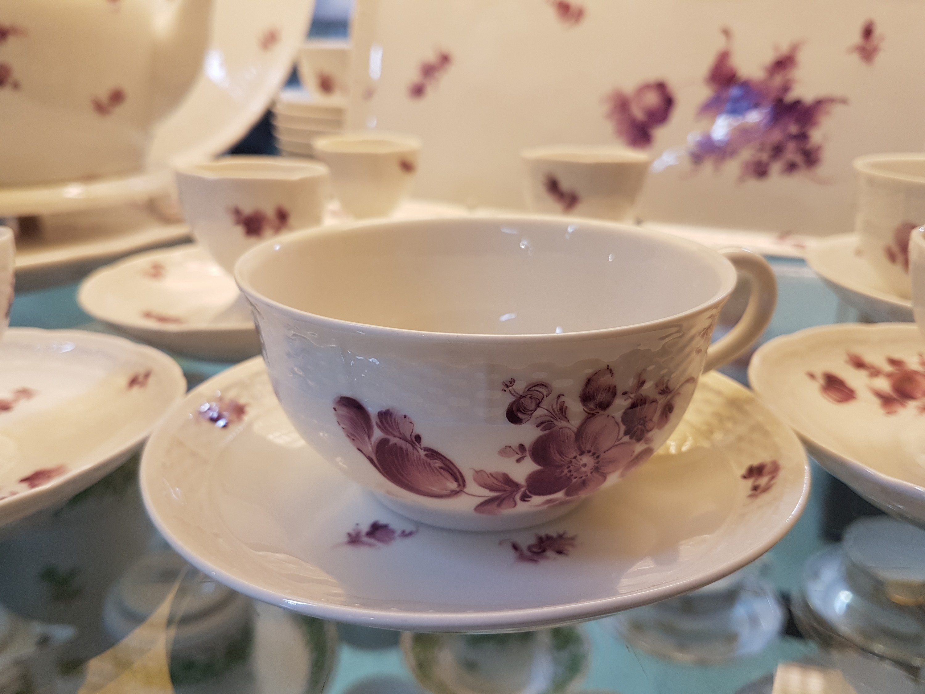 Detail e: Kaffee- und Teeservice, Nymphenburg, 20. Jh., purpurfarbene Blumenbemalung, Kaffeekanne, Teekanne mit Untersetzer, Milchkanne gr., Milchkanne mittel ...