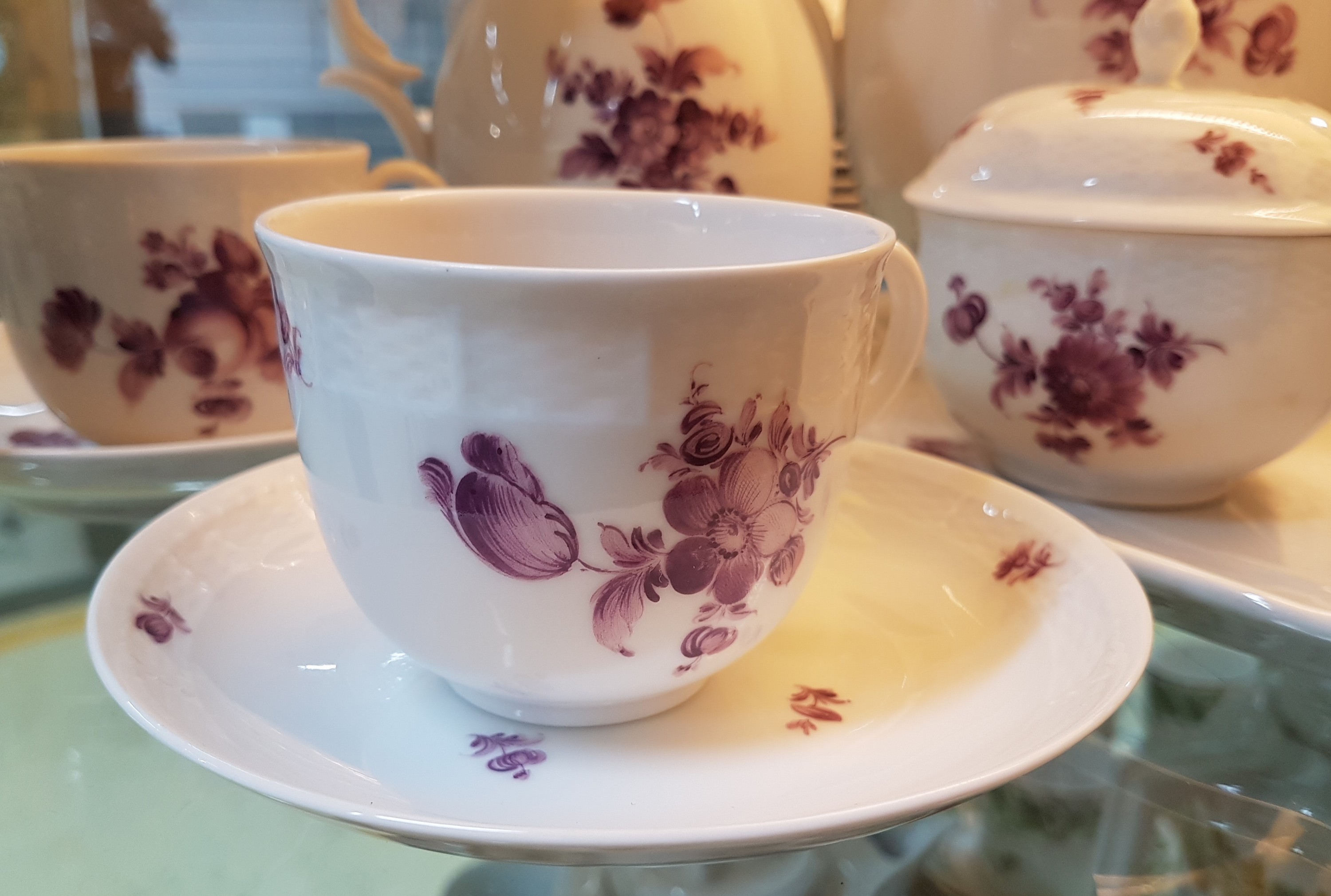 Detail f: Kaffee- und Teeservice, Nymphenburg, 20. Jh., purpurfarbene Blumenbemalung, Kaffeekanne, Teekanne mit Untersetzer, Milchkanne gr., Milchkanne mittel ...