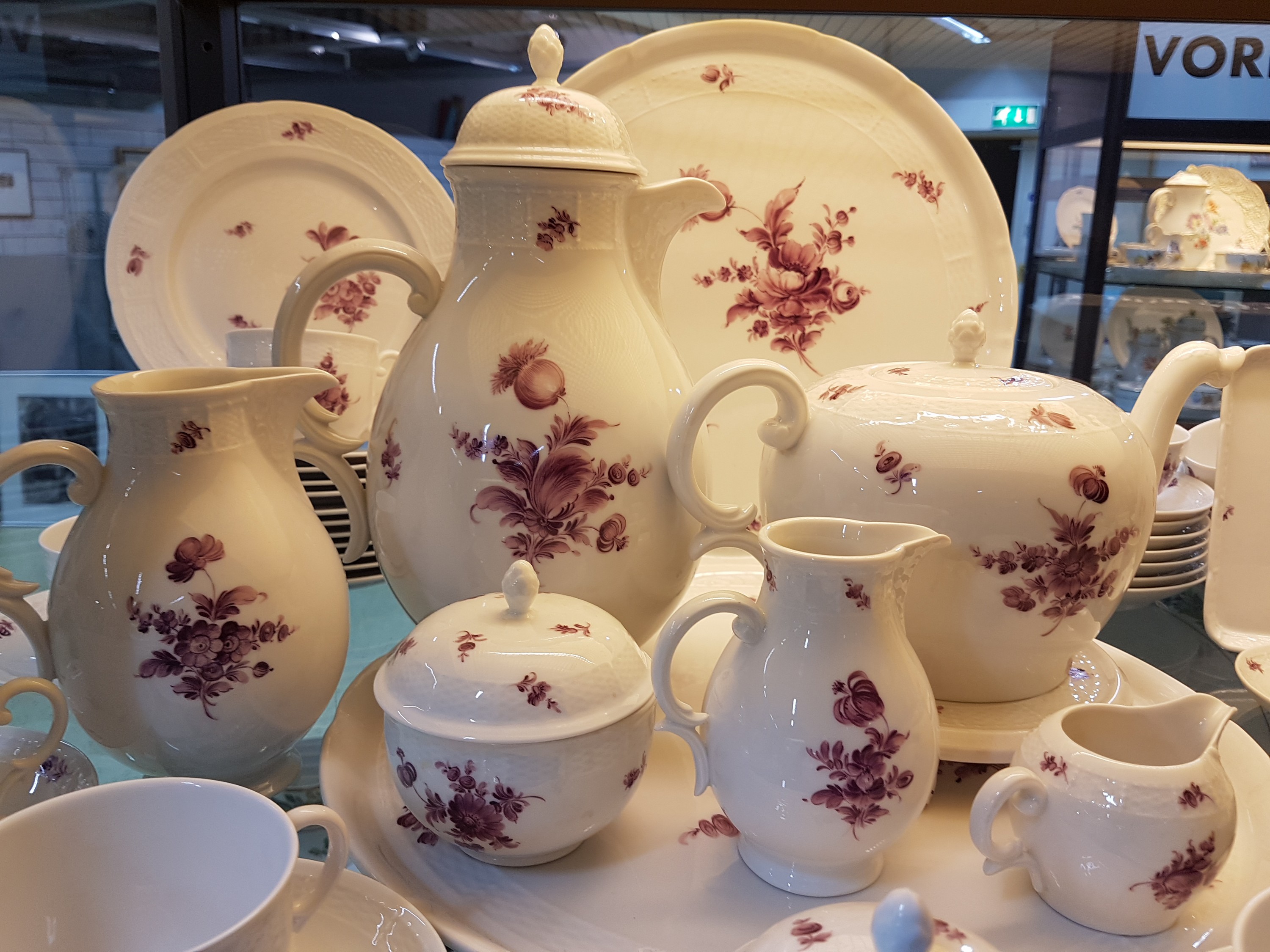 Detail g: Kaffee- und Teeservice, Nymphenburg, 20. Jh., purpurfarbene Blumenbemalung, Kaffeekanne, Teekanne mit Untersetzer, Milchkanne gr., Milchkanne mittel ...