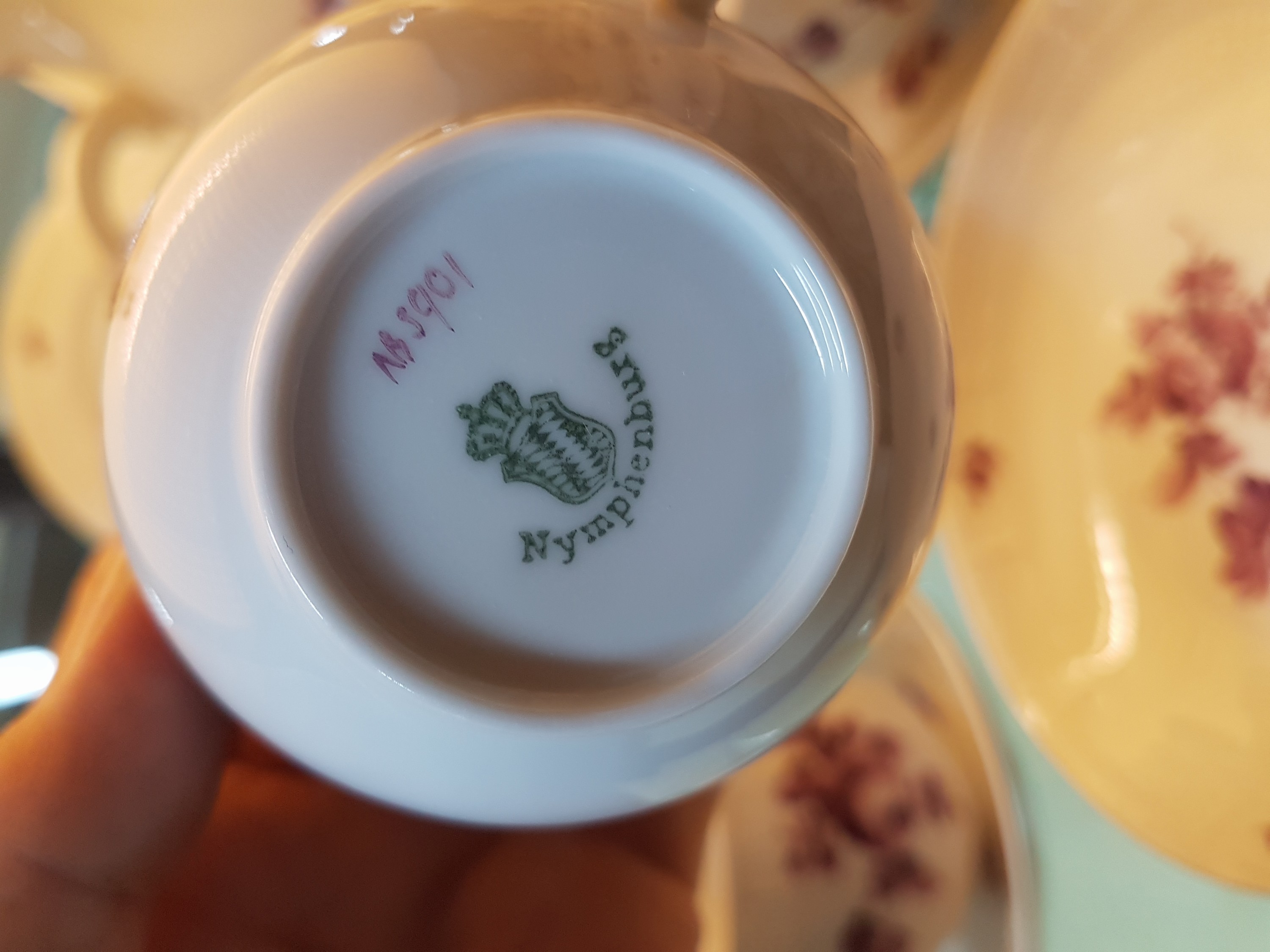 Detail h: Kaffee- und Teeservice, Nymphenburg, 20. Jh., purpurfarbene Blumenbemalung, Kaffeekanne, Teekanne mit Untersetzer, Milchkanne gr., Milchkanne mittel ...
