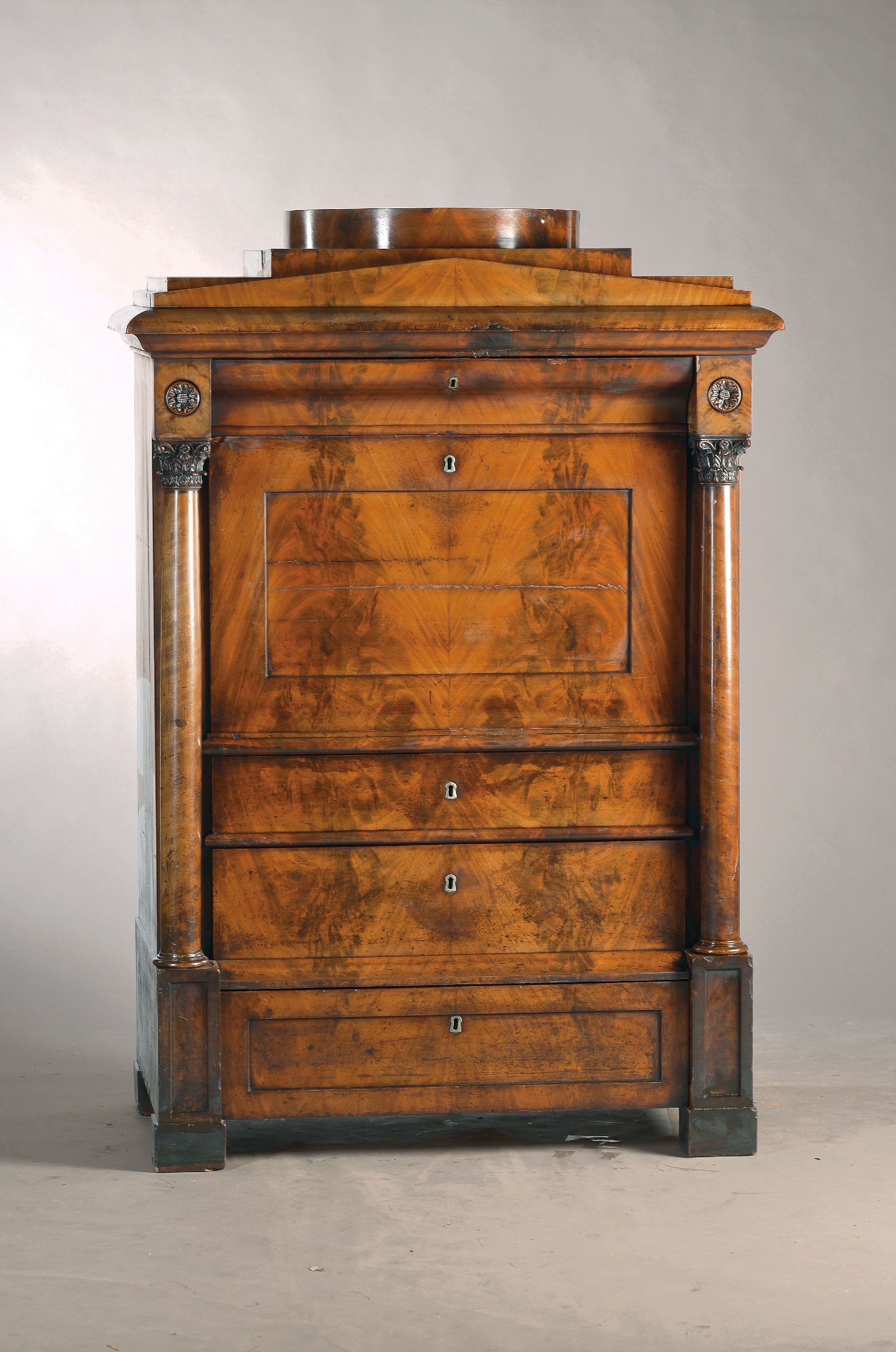 Detail a: Standsekretär, Biedermeier, wohl Berlin, um 1820/25, Pyramidenmahagonifurnier, flankiert von Vollsäulen mit korinthischen Kapitellen, 4 große ...