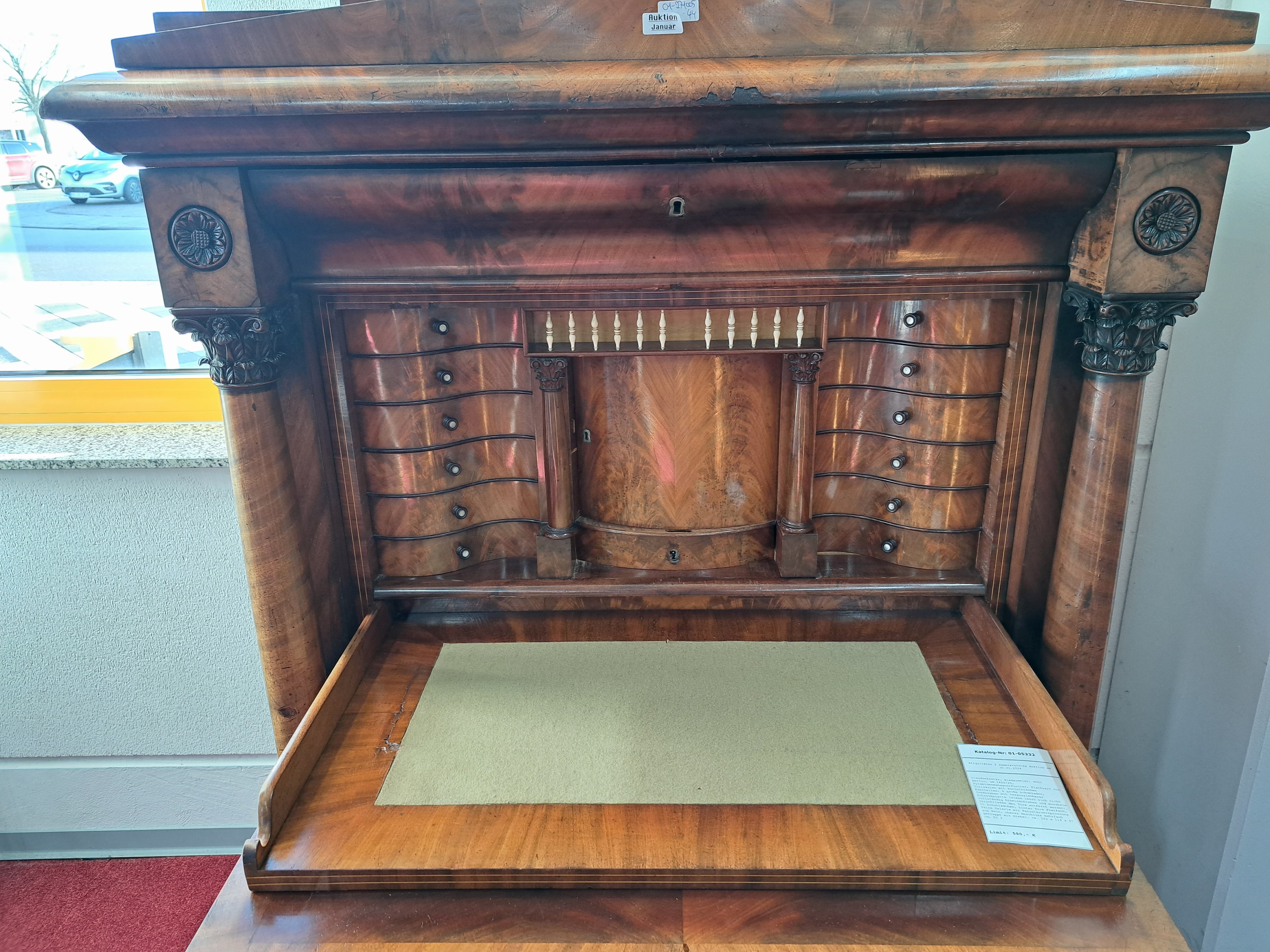 Detail b: Standsekretär, Biedermeier, wohl Berlin, um 1820/25, Pyramidenmahagonifurnier, flankiert von Vollsäulen mit korinthischen Kapitellen, 4 große ...