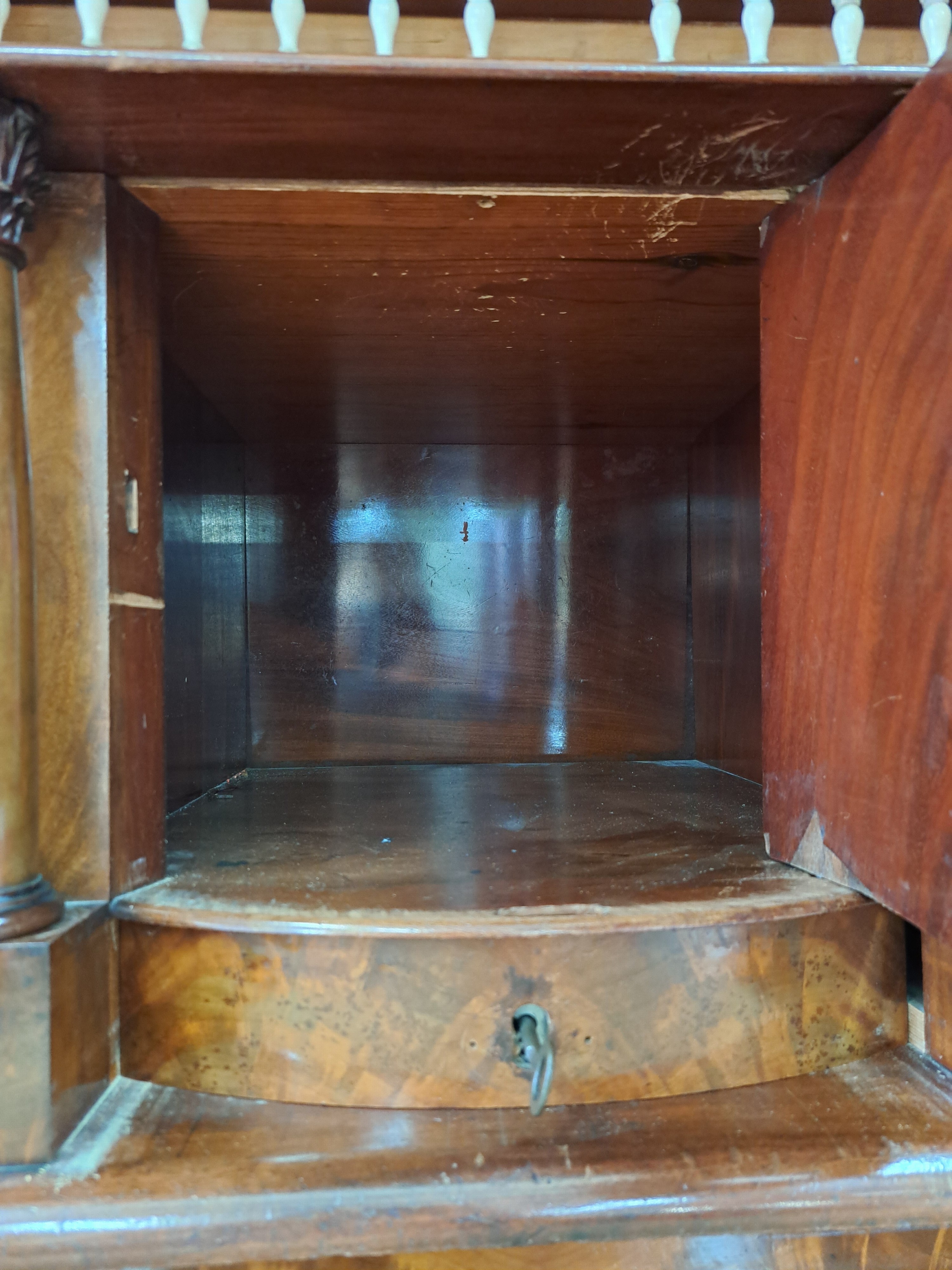 Detail h: Standsekretär, Biedermeier, wohl Berlin, um 1820/25, Pyramidenmahagonifurnier, flankiert von Vollsäulen mit korinthischen Kapitellen, 4 große ...