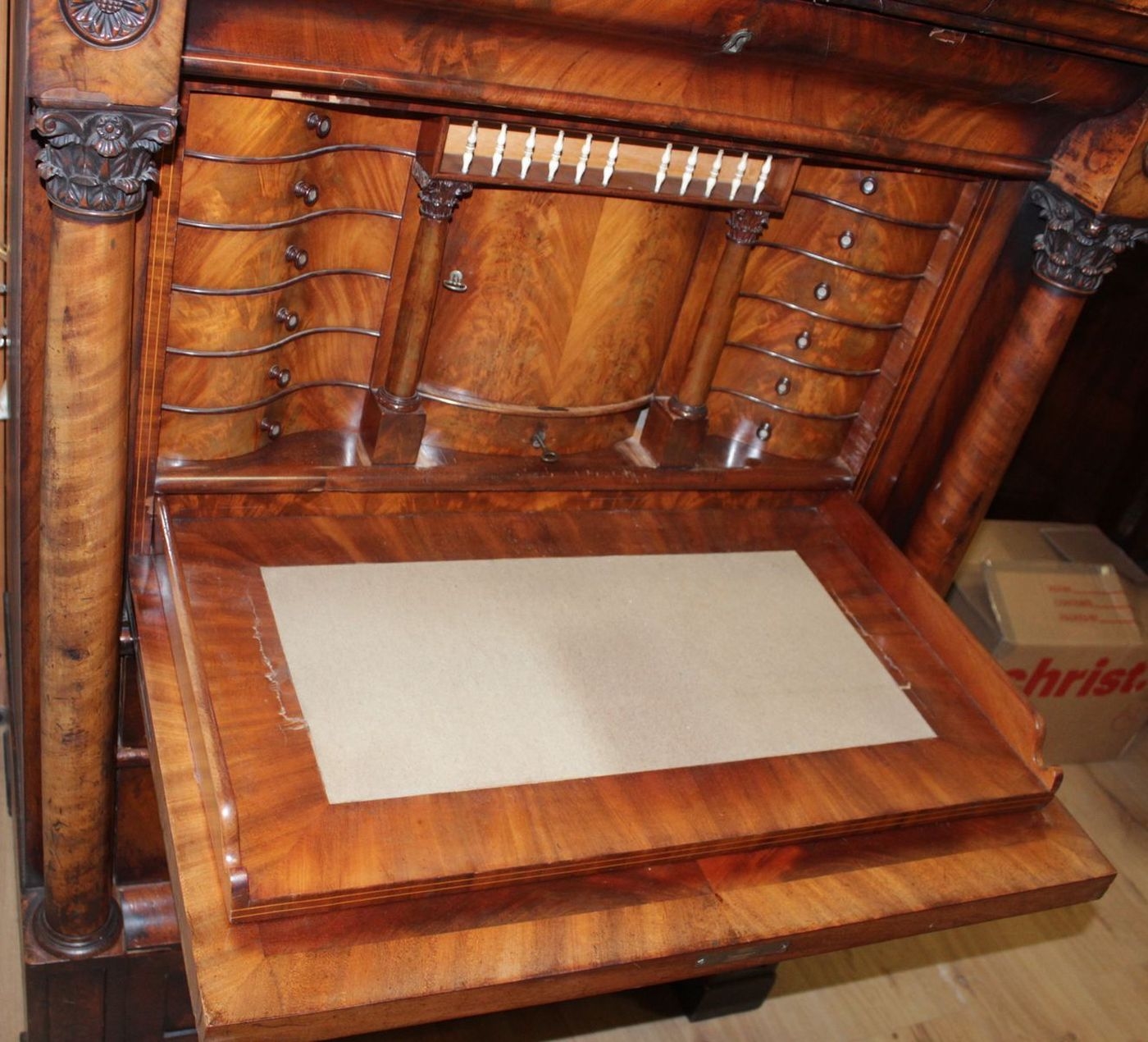 Detail i: Standsekretär, Biedermeier, wohl Berlin, um 1820/25, Pyramidenmahagonifurnier, flankiert von Vollsäulen mit korinthischen Kapitellen, 4 große ...