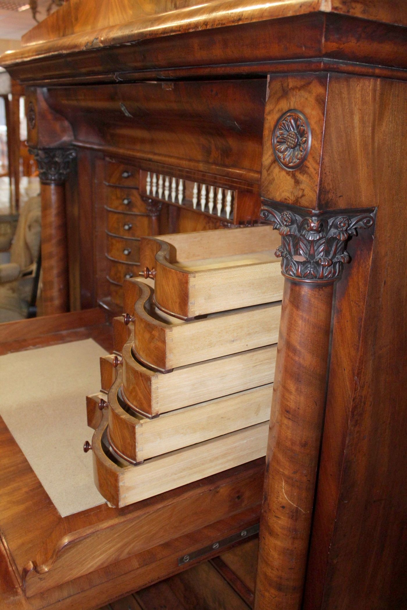 Detail j: Standsekretär, Biedermeier, wohl Berlin, um 1820/25, Pyramidenmahagonifurnier, flankiert von Vollsäulen mit korinthischen Kapitellen, 4 große ...