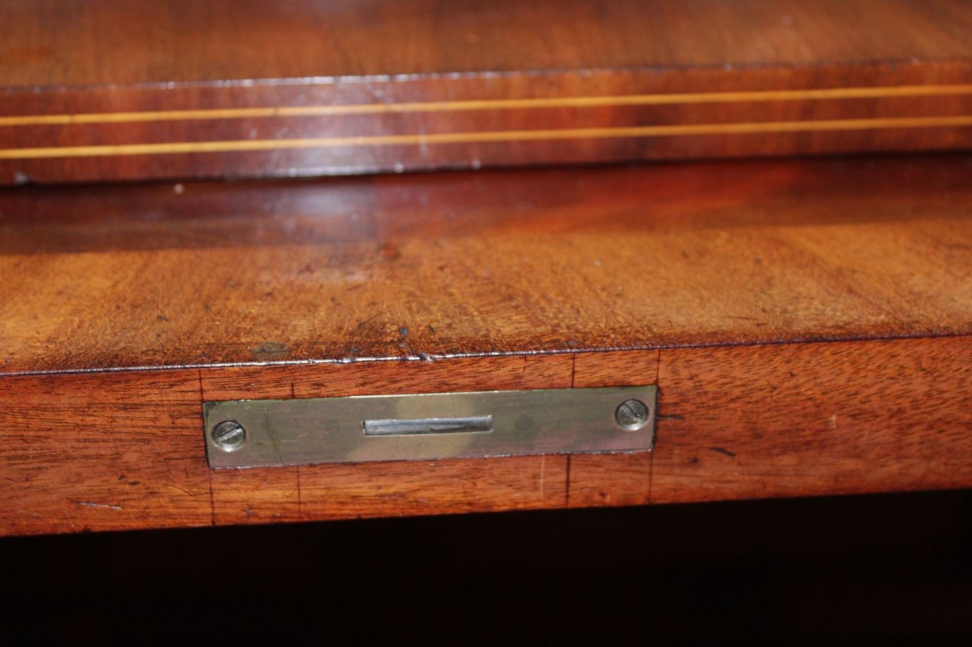 Detail k: Standsekretär, Biedermeier, wohl Berlin, um 1820/25, Pyramidenmahagonifurnier, flankiert von Vollsäulen mit korinthischen Kapitellen, 4 große ...