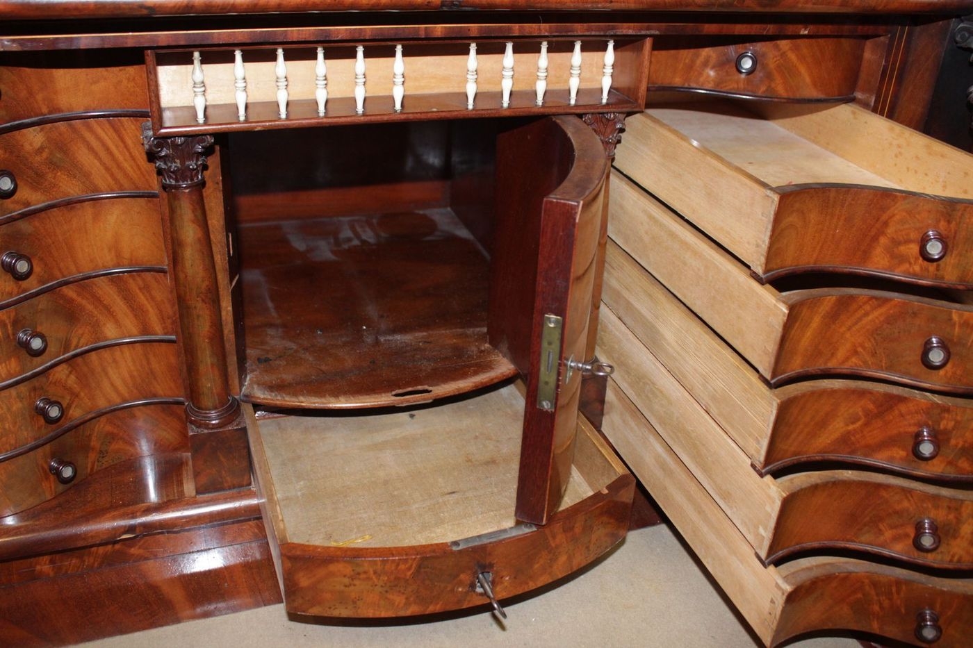 Detail l: Standsekretär, Biedermeier, wohl Berlin, um 1820/25, Pyramidenmahagonifurnier, flankiert von Vollsäulen mit korinthischen Kapitellen, 4 große ...