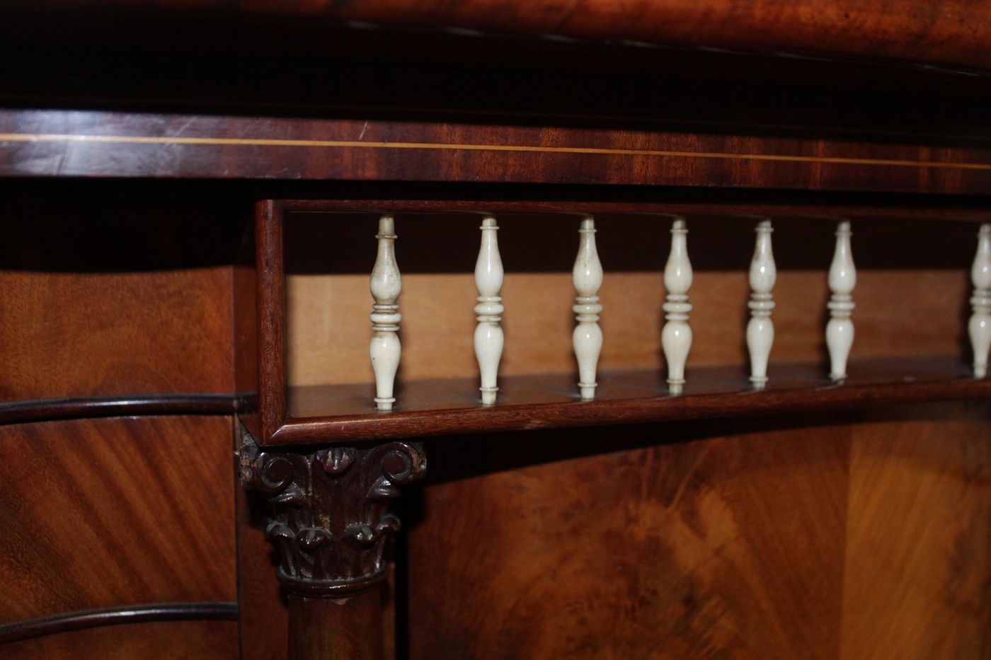Detail m: Standsekretär, Biedermeier, wohl Berlin, um 1820/25, Pyramidenmahagonifurnier, flankiert von Vollsäulen mit korinthischen Kapitellen, 4 große ...