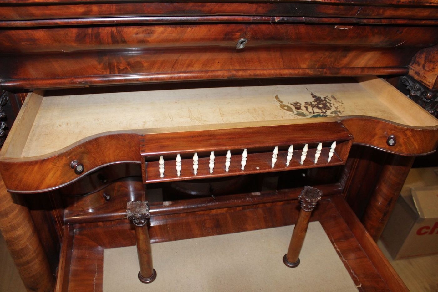 Detail n: Standsekretär, Biedermeier, wohl Berlin, um 1820/25, Pyramidenmahagonifurnier, flankiert von Vollsäulen mit korinthischen Kapitellen, 4 große ...