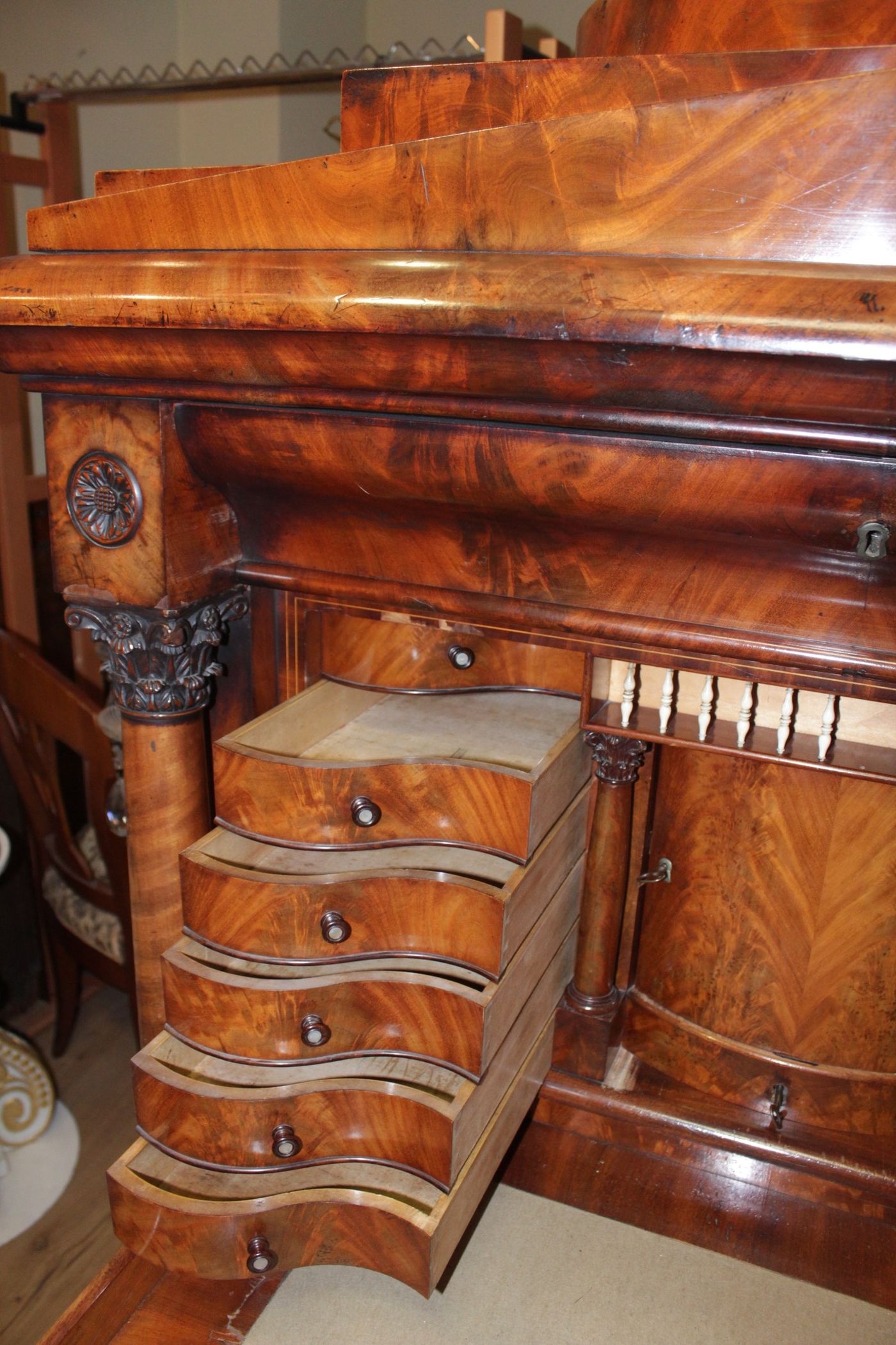 Detail o: Standsekretär, Biedermeier, wohl Berlin, um 1820/25, Pyramidenmahagonifurnier, flankiert von Vollsäulen mit korinthischen Kapitellen, 4 große ...