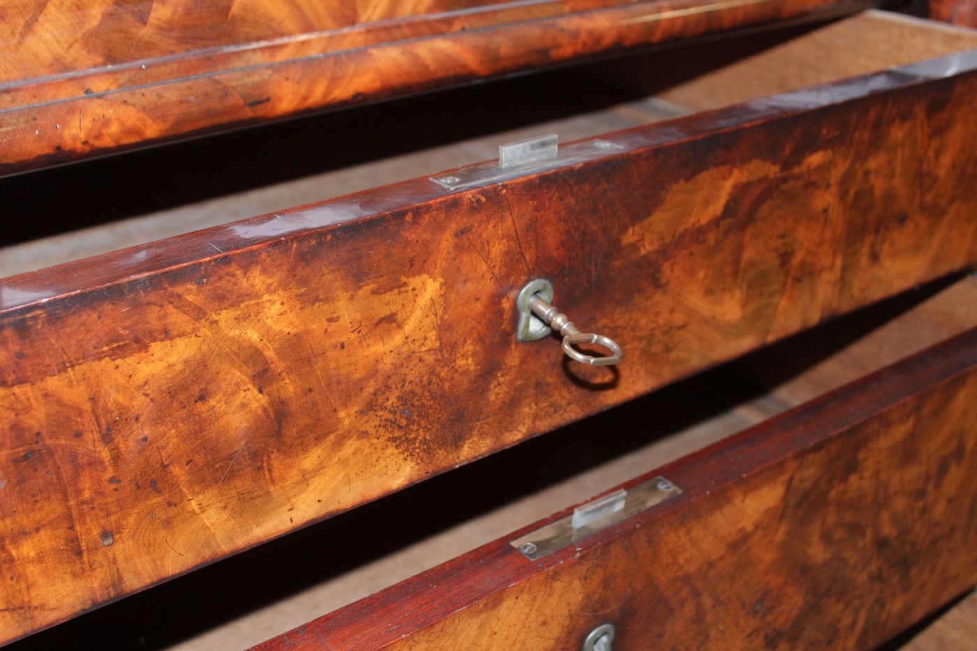 Detail p: Standsekretär, Biedermeier, wohl Berlin, um 1820/25, Pyramidenmahagonifurnier, flankiert von Vollsäulen mit korinthischen Kapitellen, 4 große ...