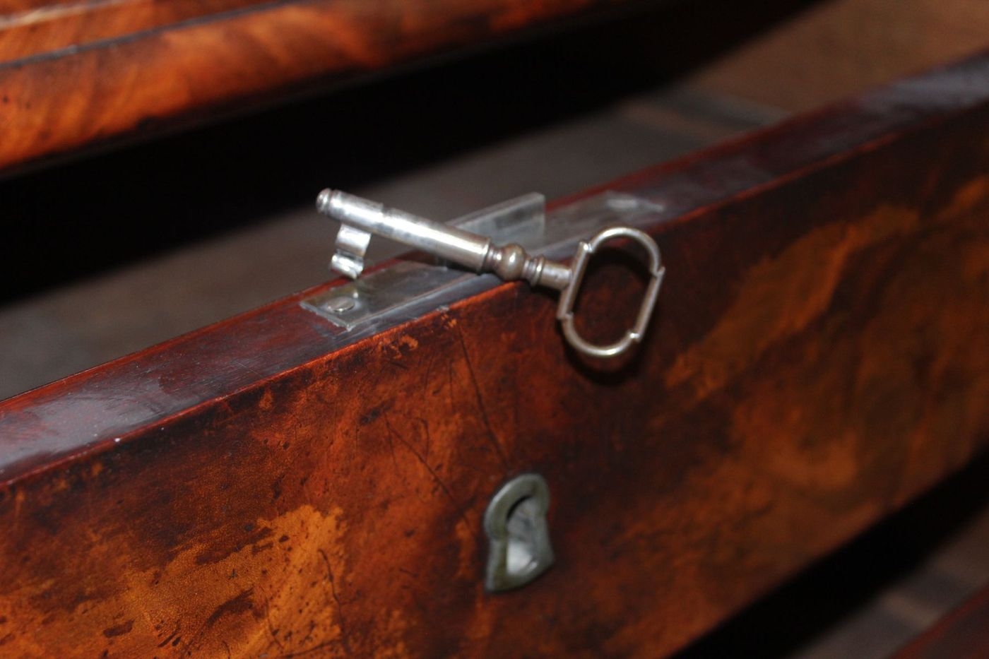 Detail q: Standsekretär, Biedermeier, wohl Berlin, um 1820/25, Pyramidenmahagonifurnier, flankiert von Vollsäulen mit korinthischen Kapitellen, 4 große ...