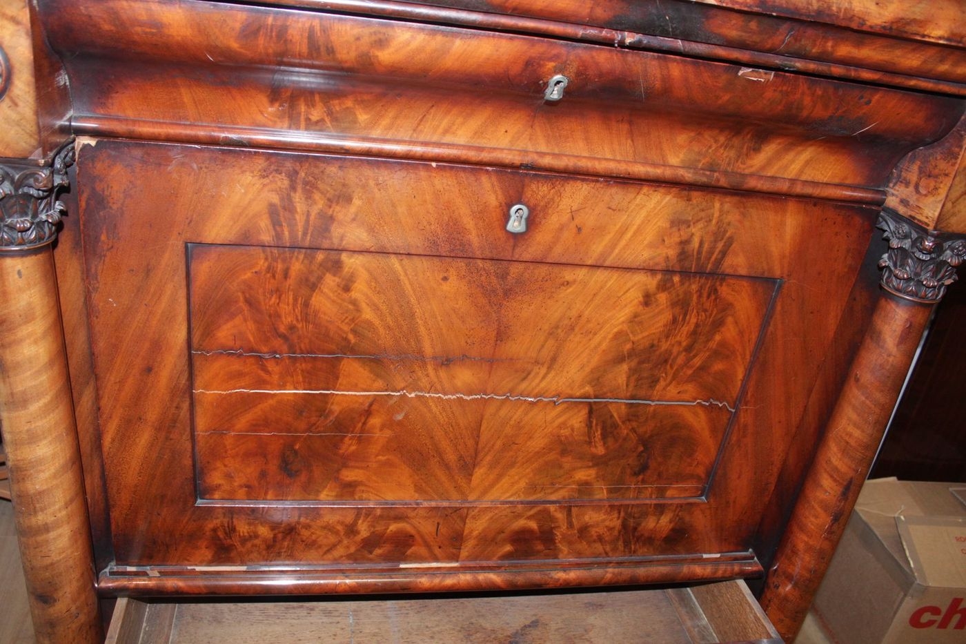 Detail r: Standsekretär, Biedermeier, wohl Berlin, um 1820/25, Pyramidenmahagonifurnier, flankiert von Vollsäulen mit korinthischen Kapitellen, 4 große ...