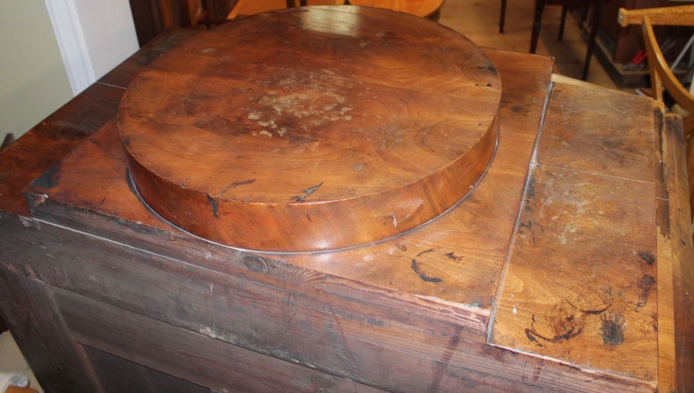Detail t: Standsekretär, Biedermeier, wohl Berlin, um 1820/25, Pyramidenmahagonifurnier, flankiert von Vollsäulen mit korinthischen Kapitellen, 4 große ...