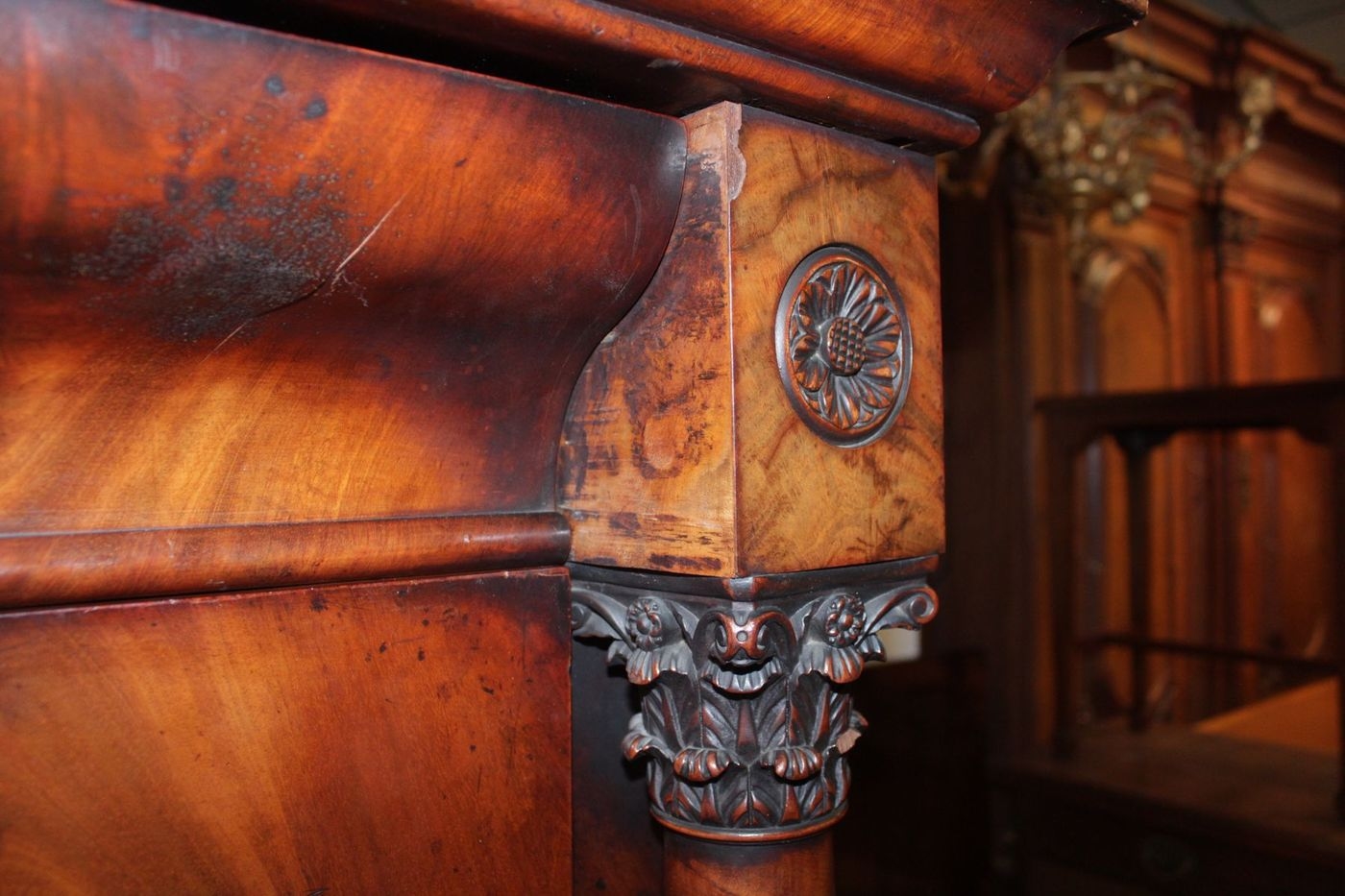 Detail u: Standsekretär, Biedermeier, wohl Berlin, um 1820/25, Pyramidenmahagonifurnier, flankiert von Vollsäulen mit korinthischen Kapitellen, 4 große ...