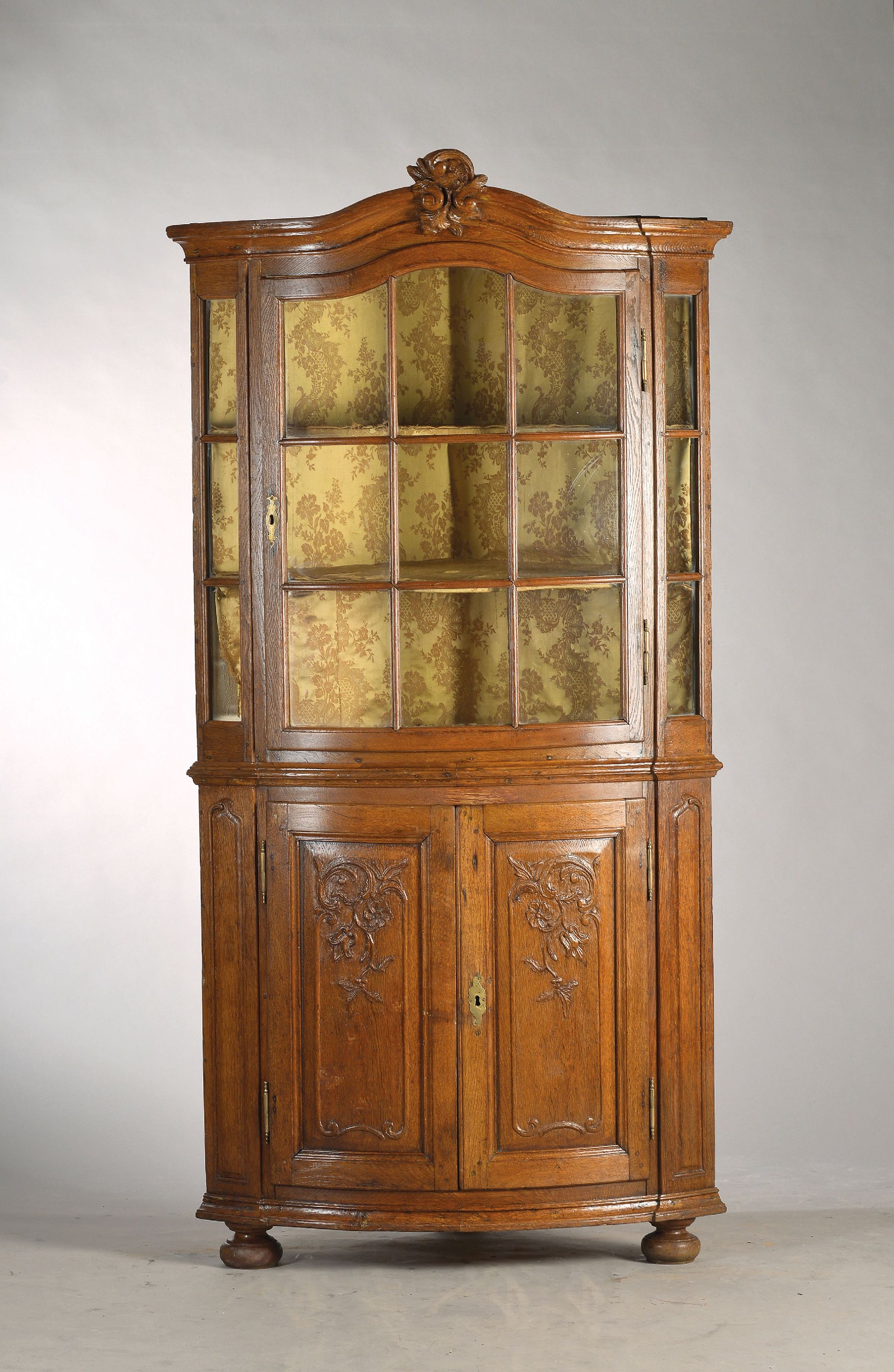 Detail a: Barock-Eckvitrine, um 1760, Eiche massiv, zweitürig, Unterteil kassettiert, aufwendige florale Reliefschnitzereien, Oberteil mit Glastür, insgesamt ...